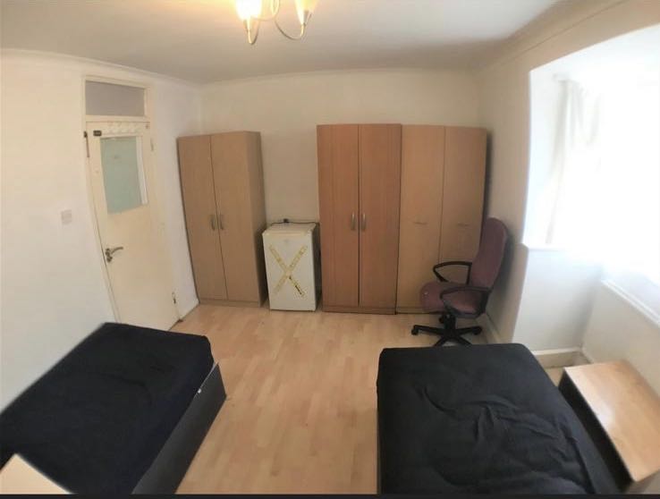 Double/twin Bedroom In Canning Town image