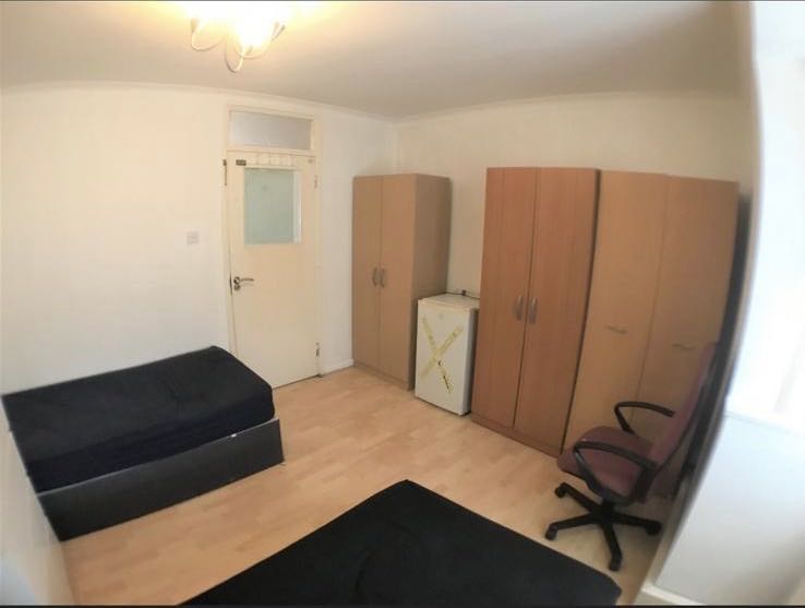 Double/twin Bedroom In Canning Town RoomsLocal image