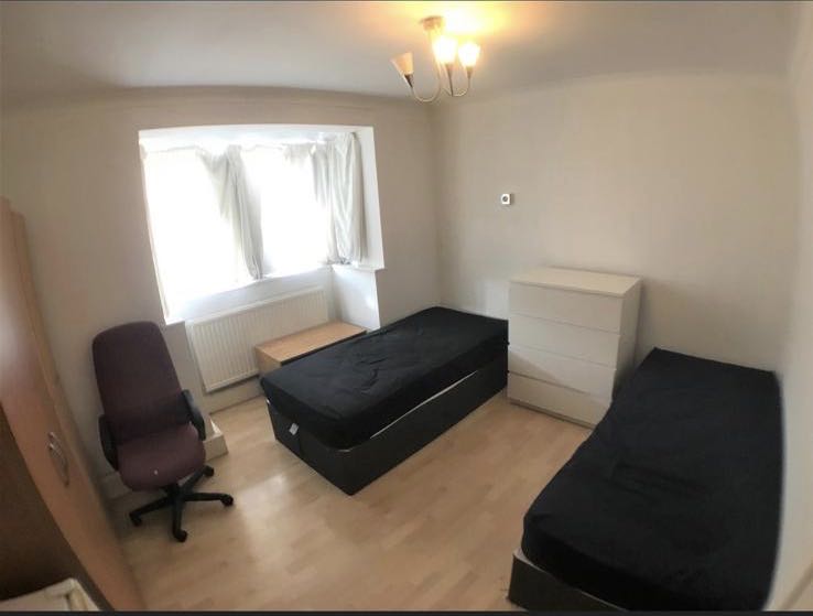 Double/twin Bedroom In Canning Town RoomsLocal image