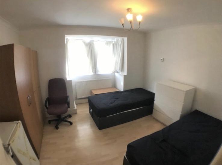 Double/twin Bedroom In Canning Town RoomsLocal image