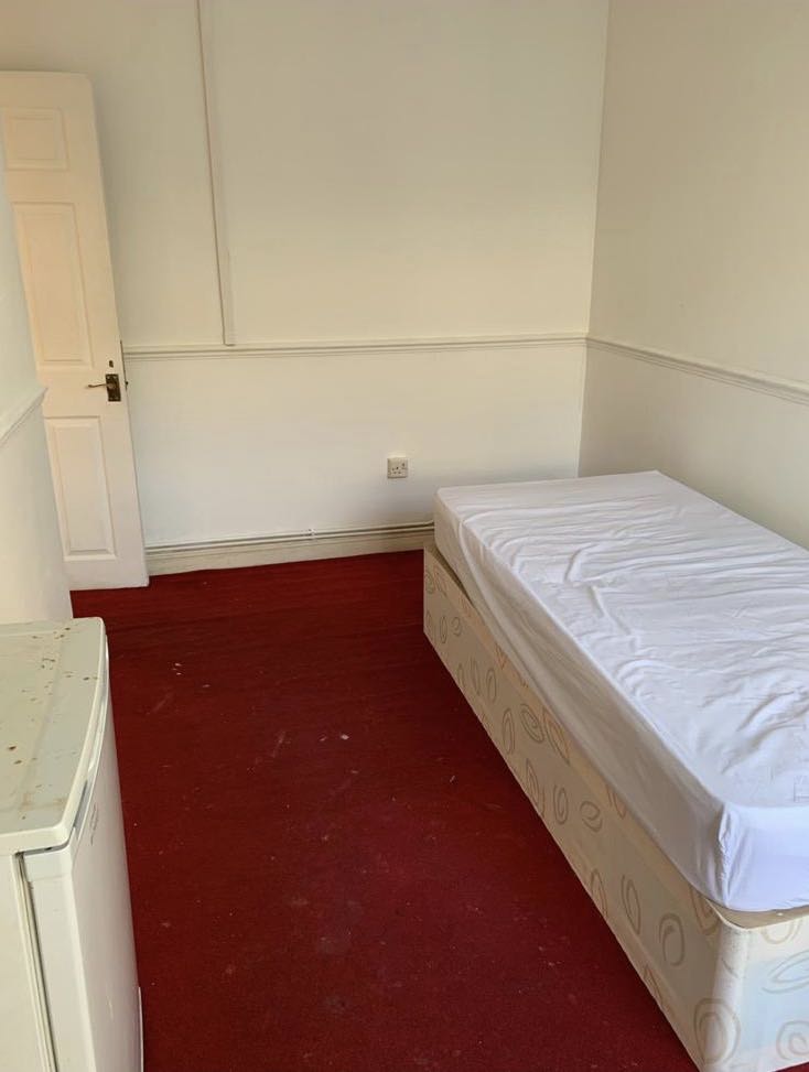 Single Bedroom In Bow Church  RoomsLocal image