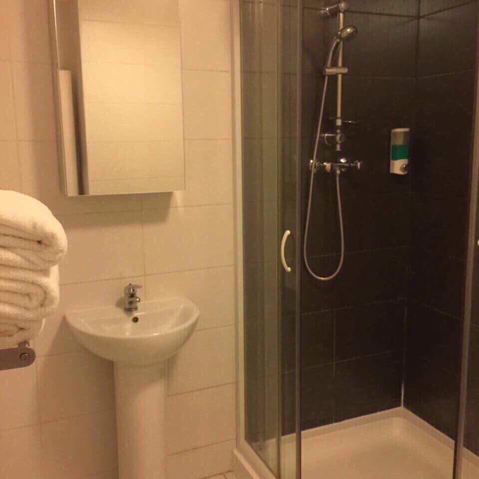 en-suite  bedroom available RoomsLocal image