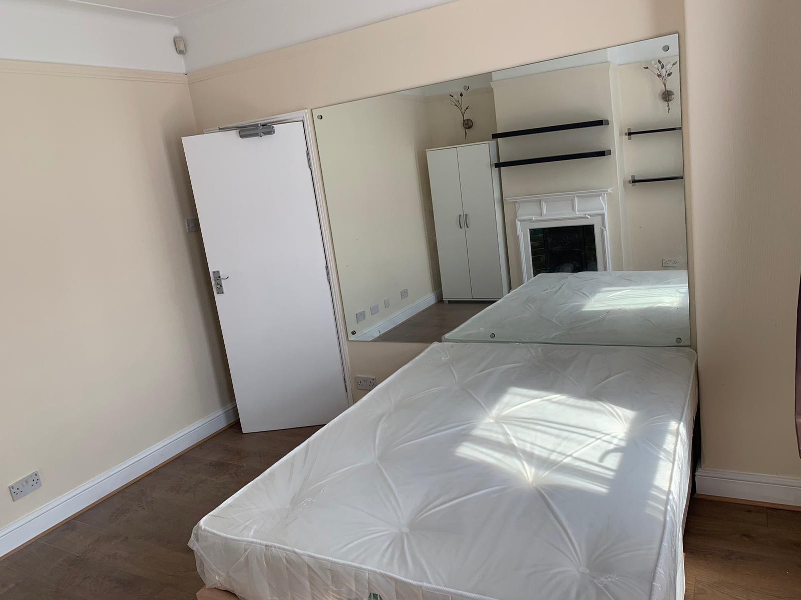4bed  RoomsLocal image