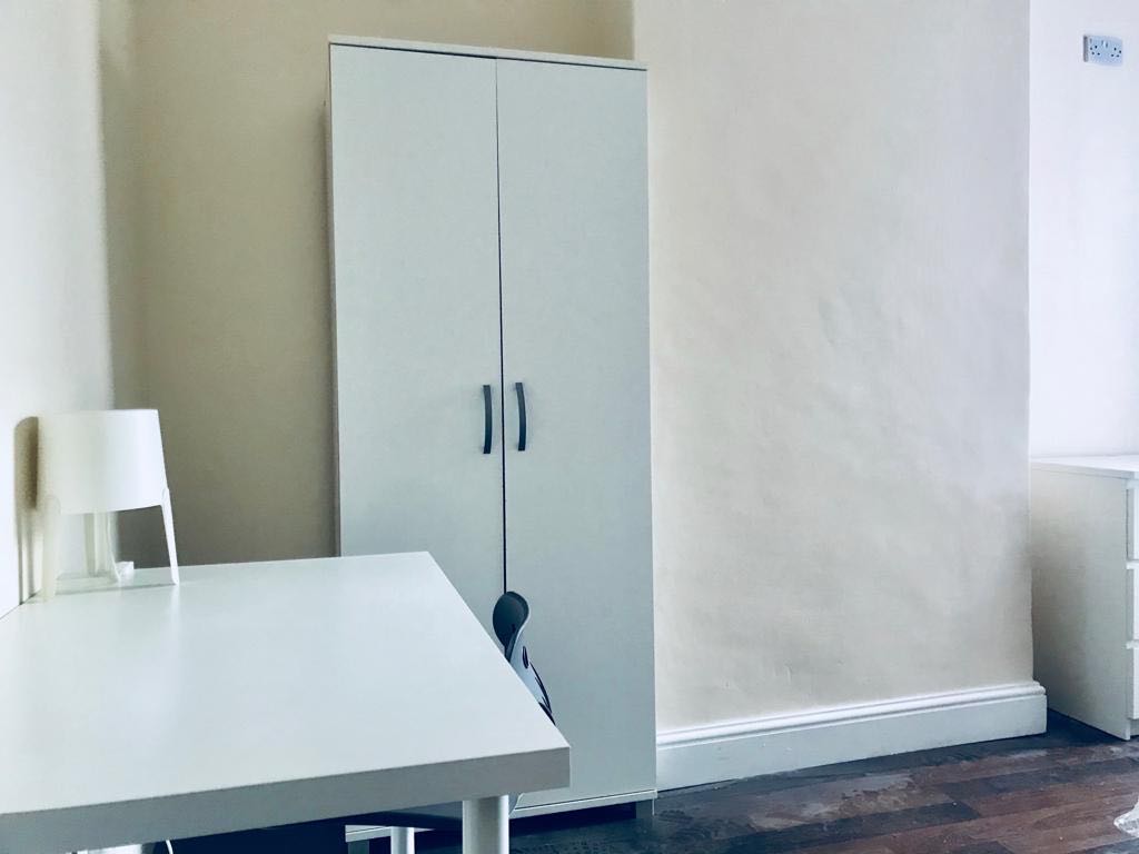 One Single One Double Room To Ren RoomsLocal image