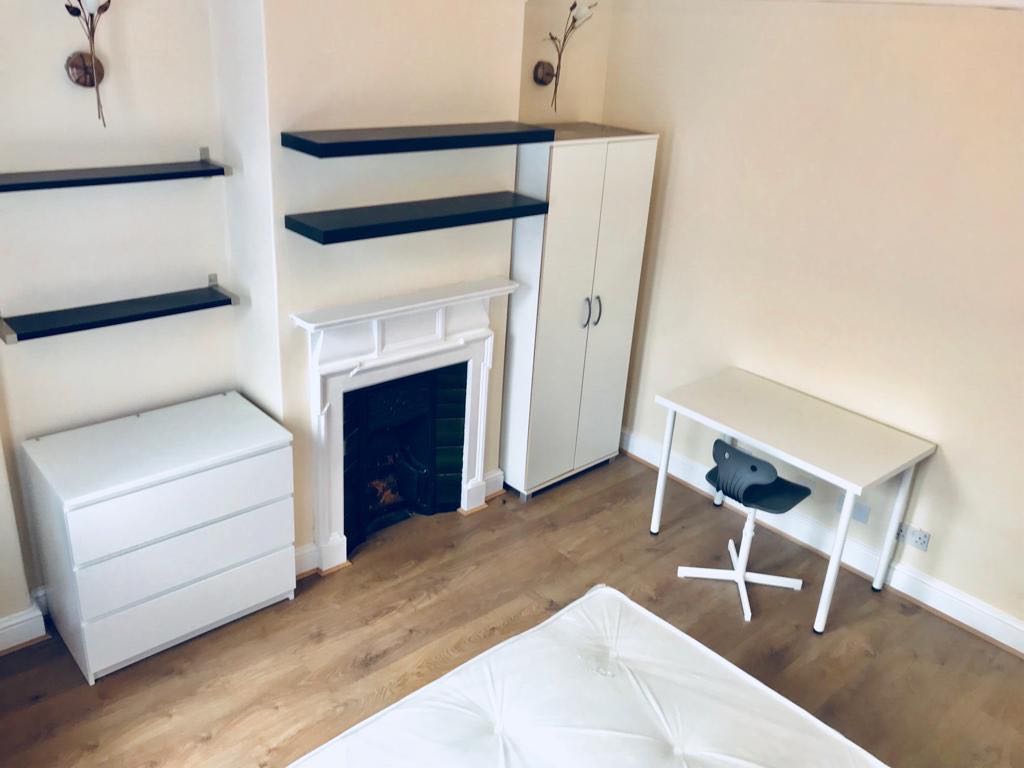 One Single One Double Room To Ren RoomsLocal image