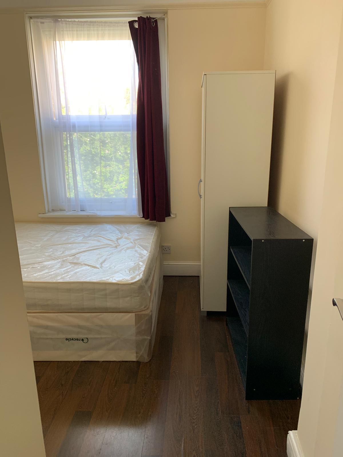 One Single One Double Room To Ren RoomsLocal image