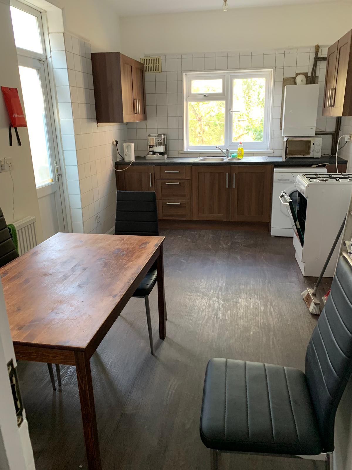 One Single One Double Room To Ren RoomsLocal image