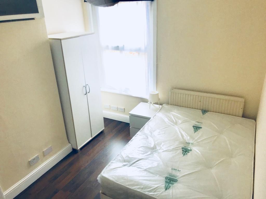 2 Room RoomsLocal image