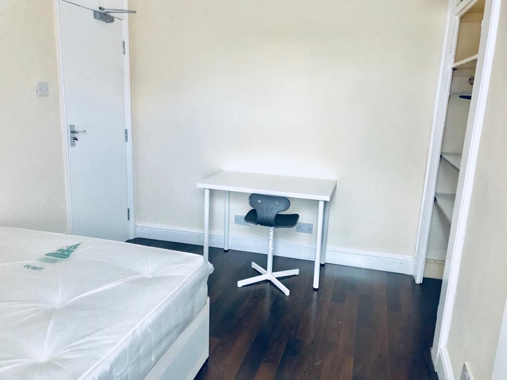 2 Room RoomsLocal image