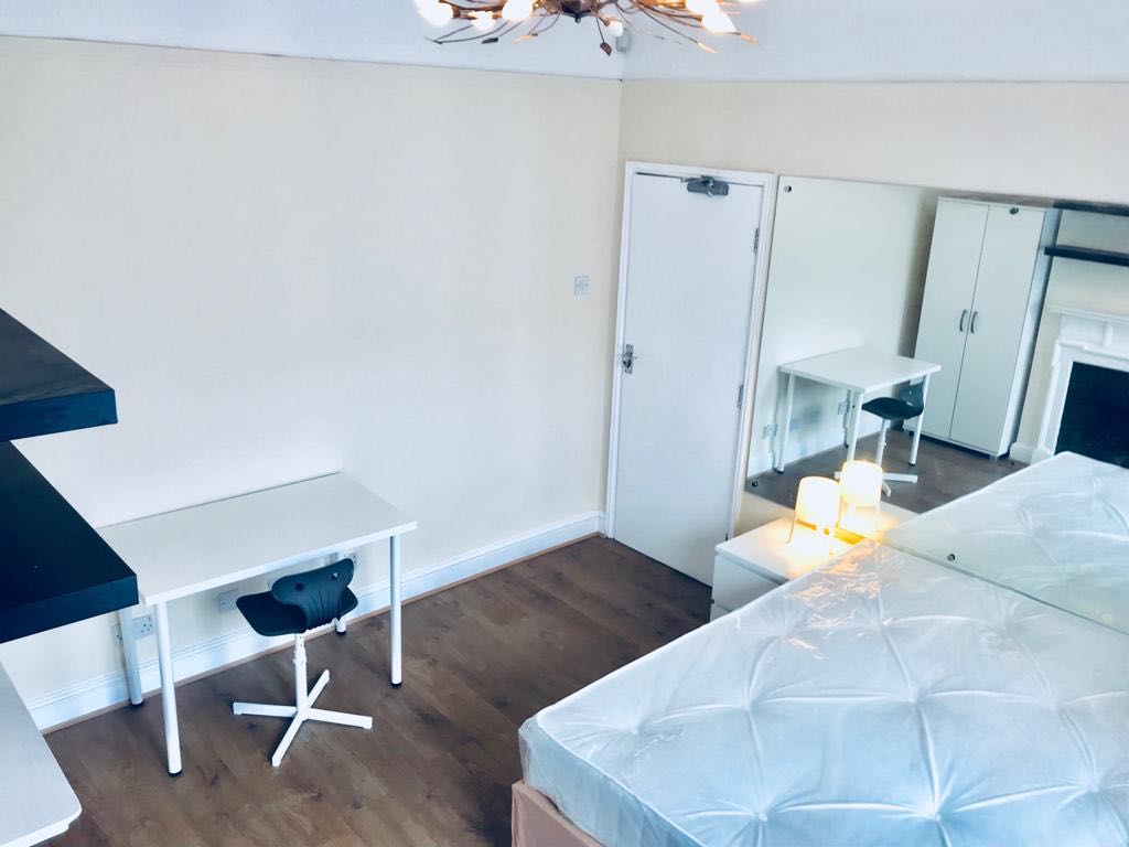 2 Room RoomsLocal image