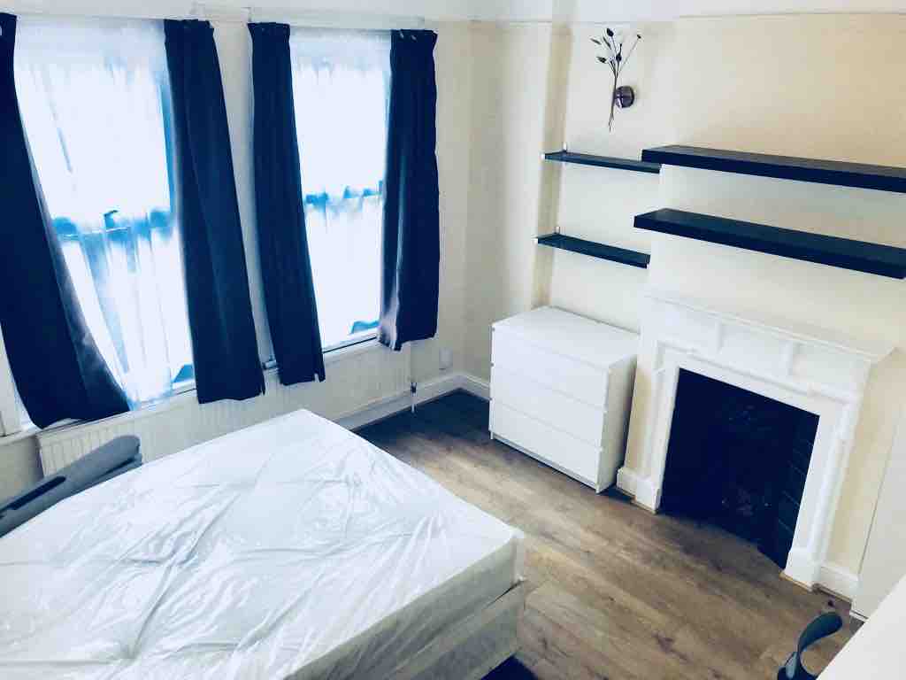 2 bedrooms available RoomsLocal image