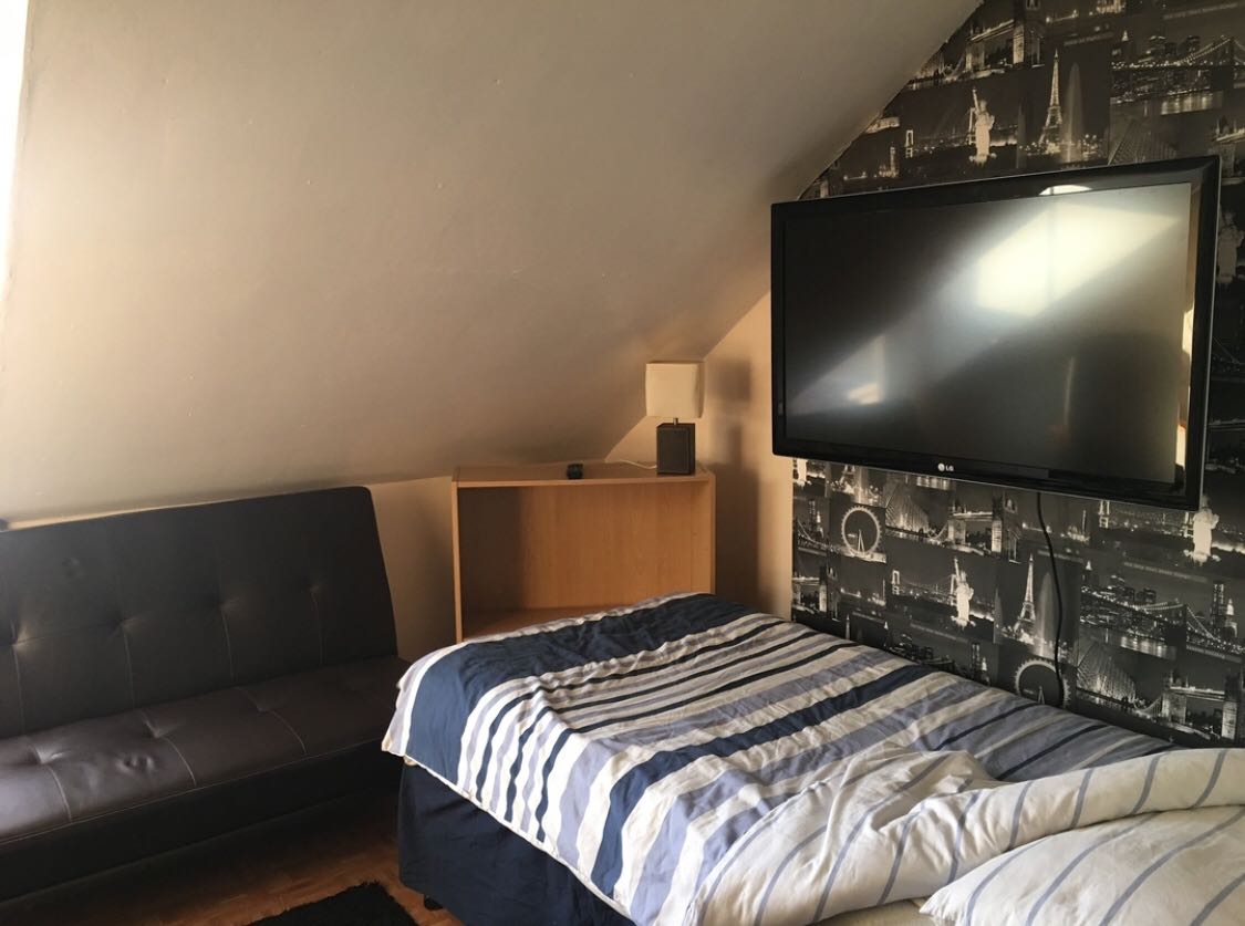 1 Double Bedroom With Walk In Shower  RoomsLocal image