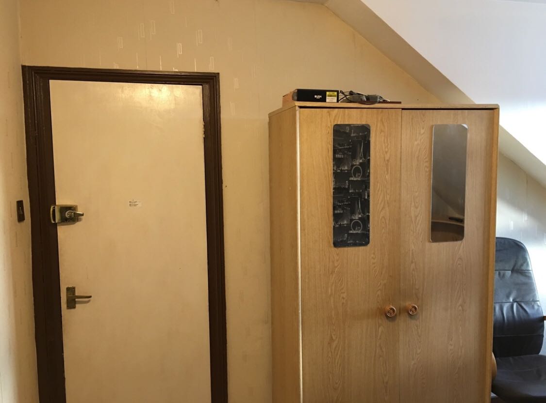1 Double Bedroom With Walk In Shower  RoomsLocal image