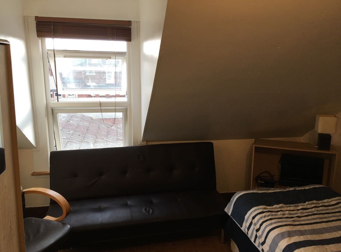 1 Double Bedroom With Walk In Shower  RoomsLocal image