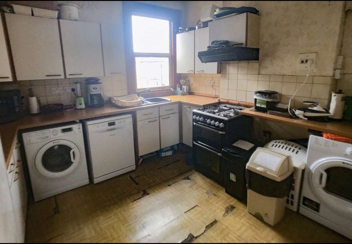 1 Double Bedroom With Walk In Shower  RoomsLocal image