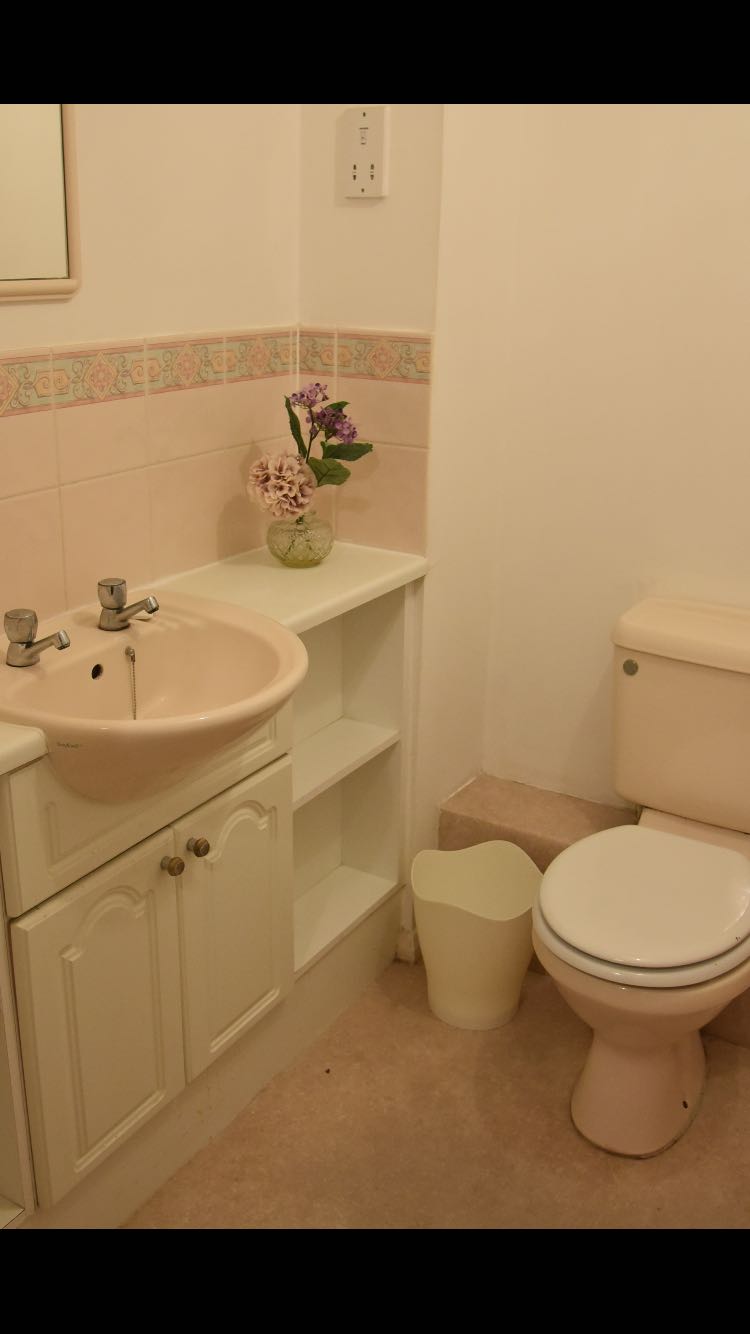 Bedroom/ Bills Included/ Private Bathroom, Reading RoomsLocal image