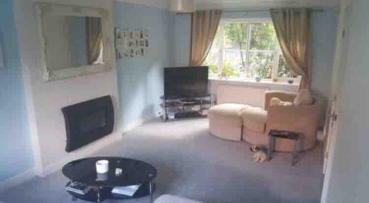 x1 double room available RoomsLocal image