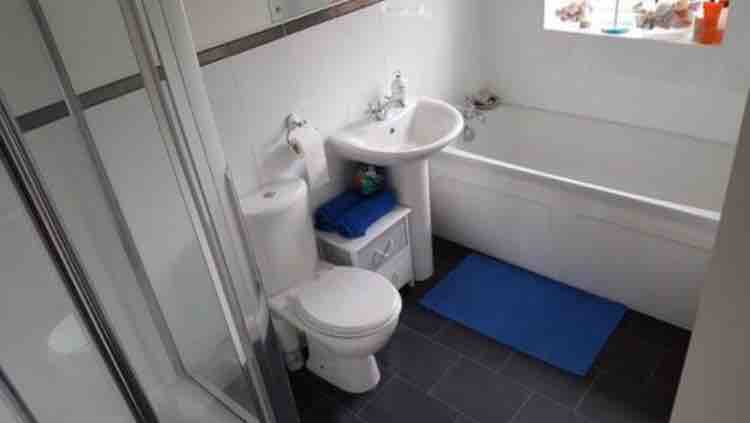 x1 double room available RoomsLocal image