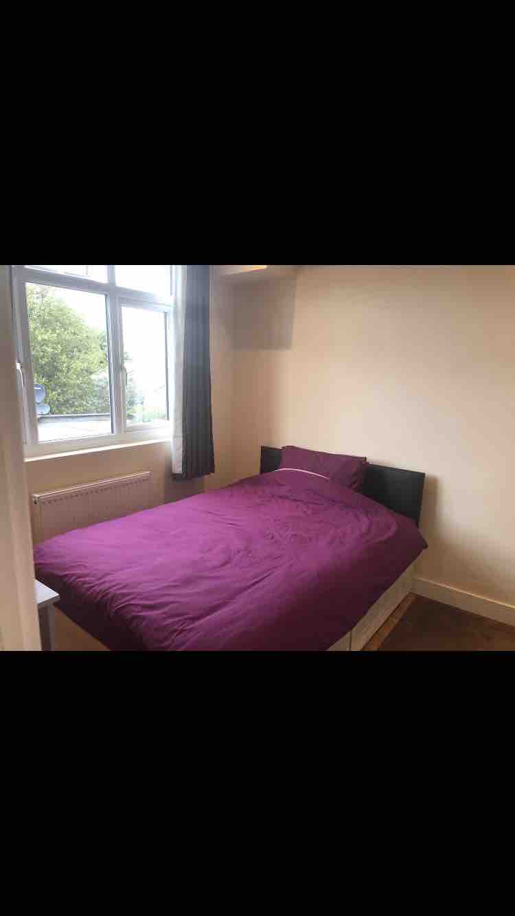 Double room in Hanger Lane image