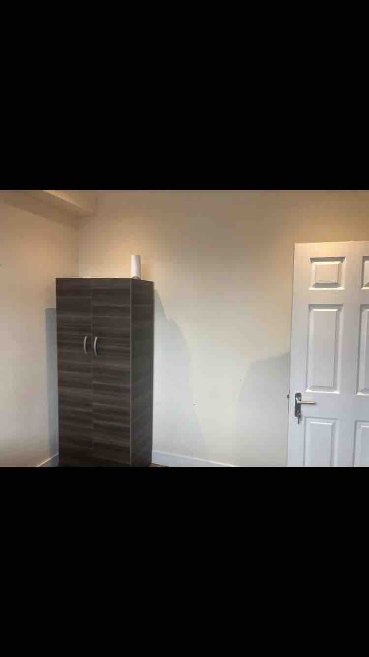 Double room in Hanger Lane RoomsLocal image