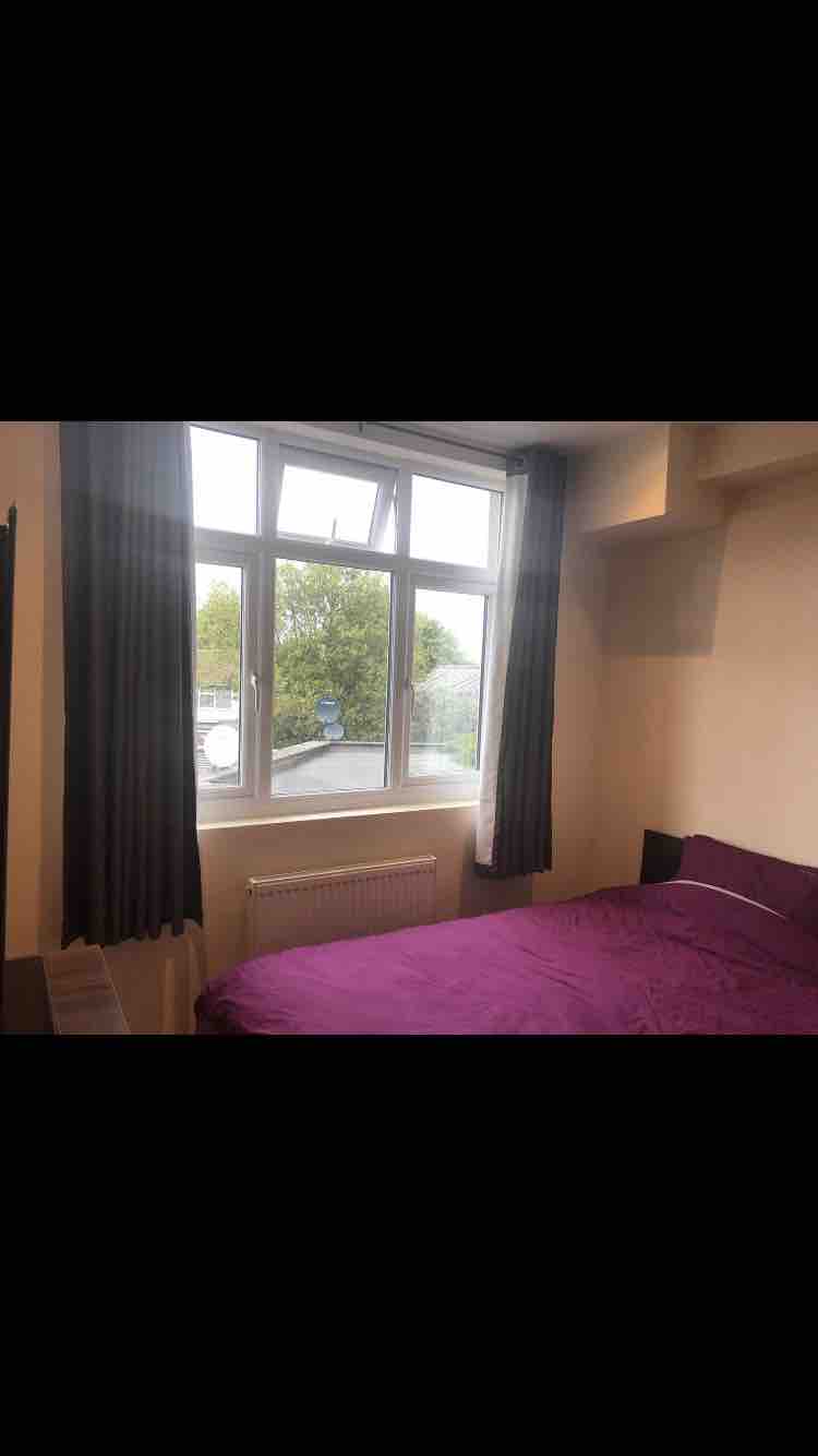 Double room in Hanger Lane RoomsLocal image