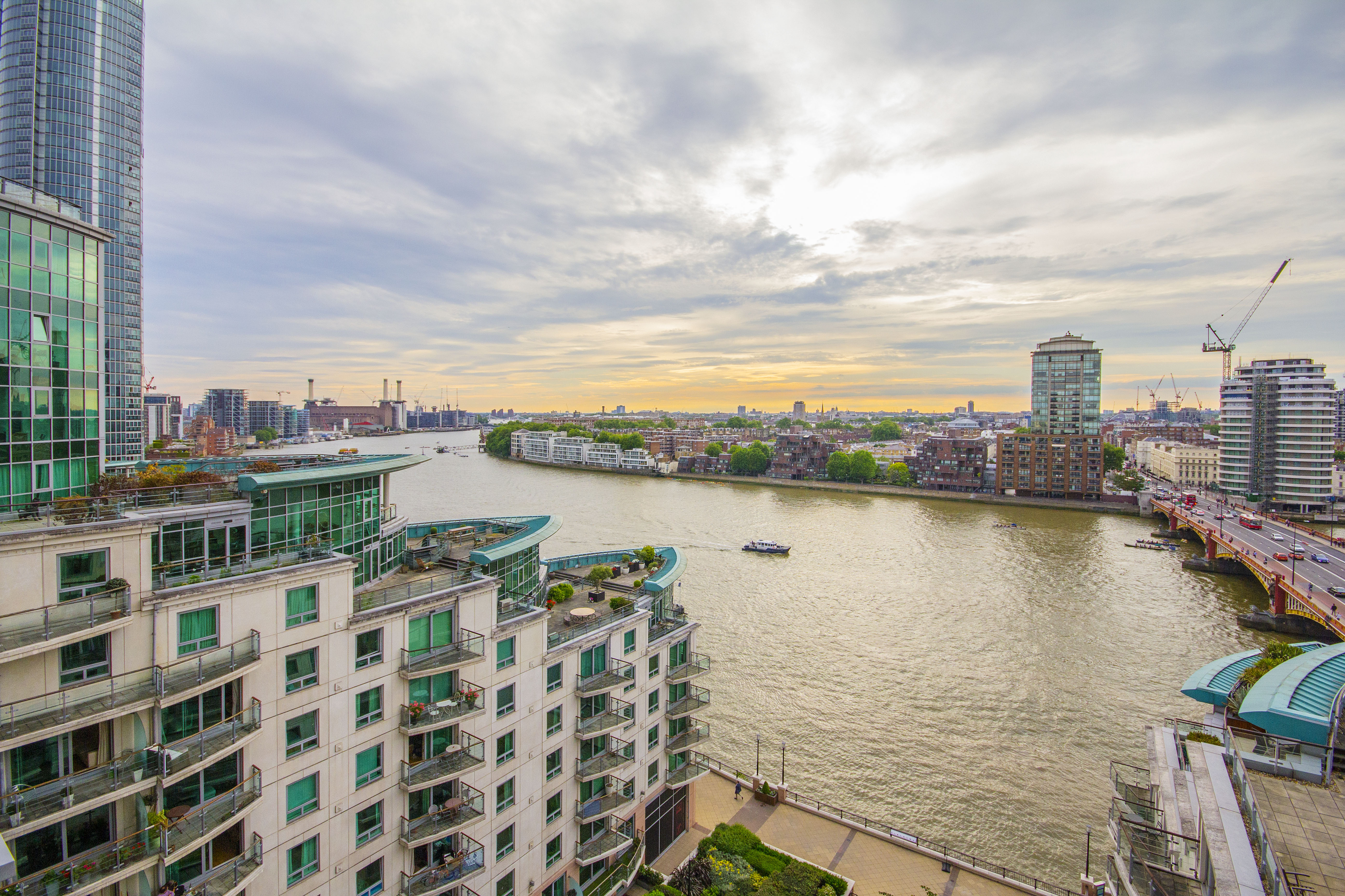 stunning flat in st georges wharf  in Vauxhall image