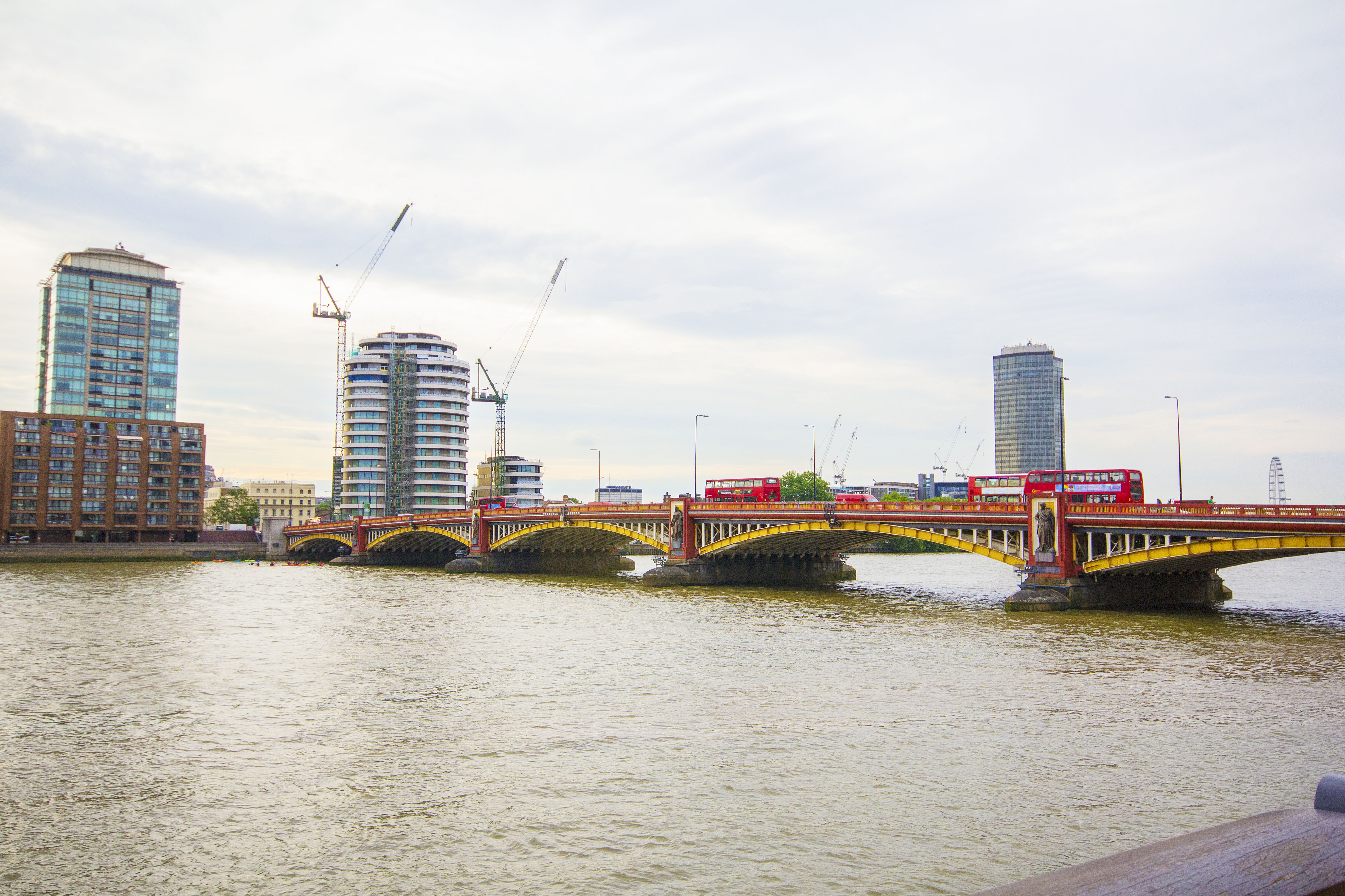 stunning flat in st georges wharf  in Vauxhall RoomsLocal image