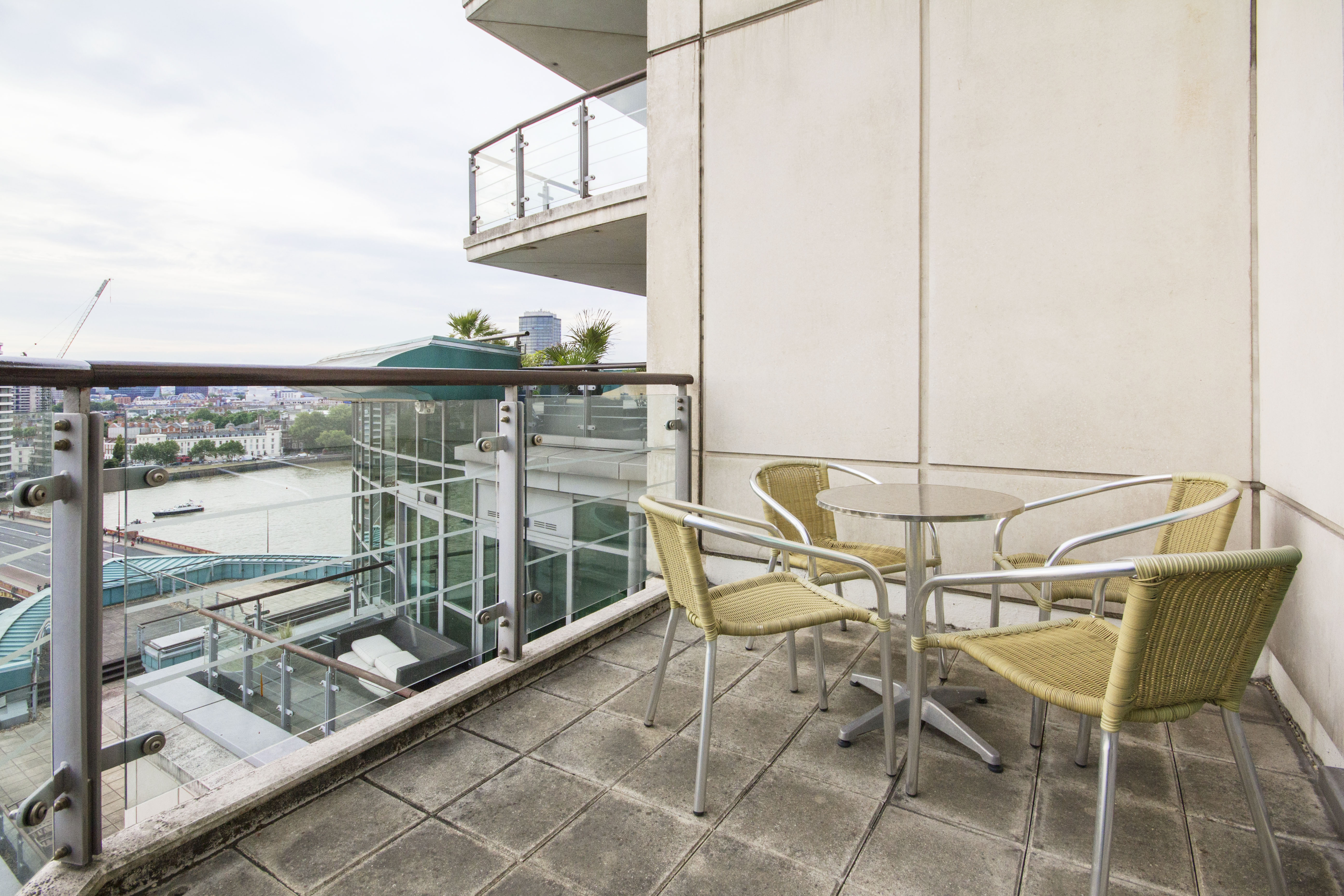 stunning flat in st georges wharf  in Vauxhall RoomsLocal image