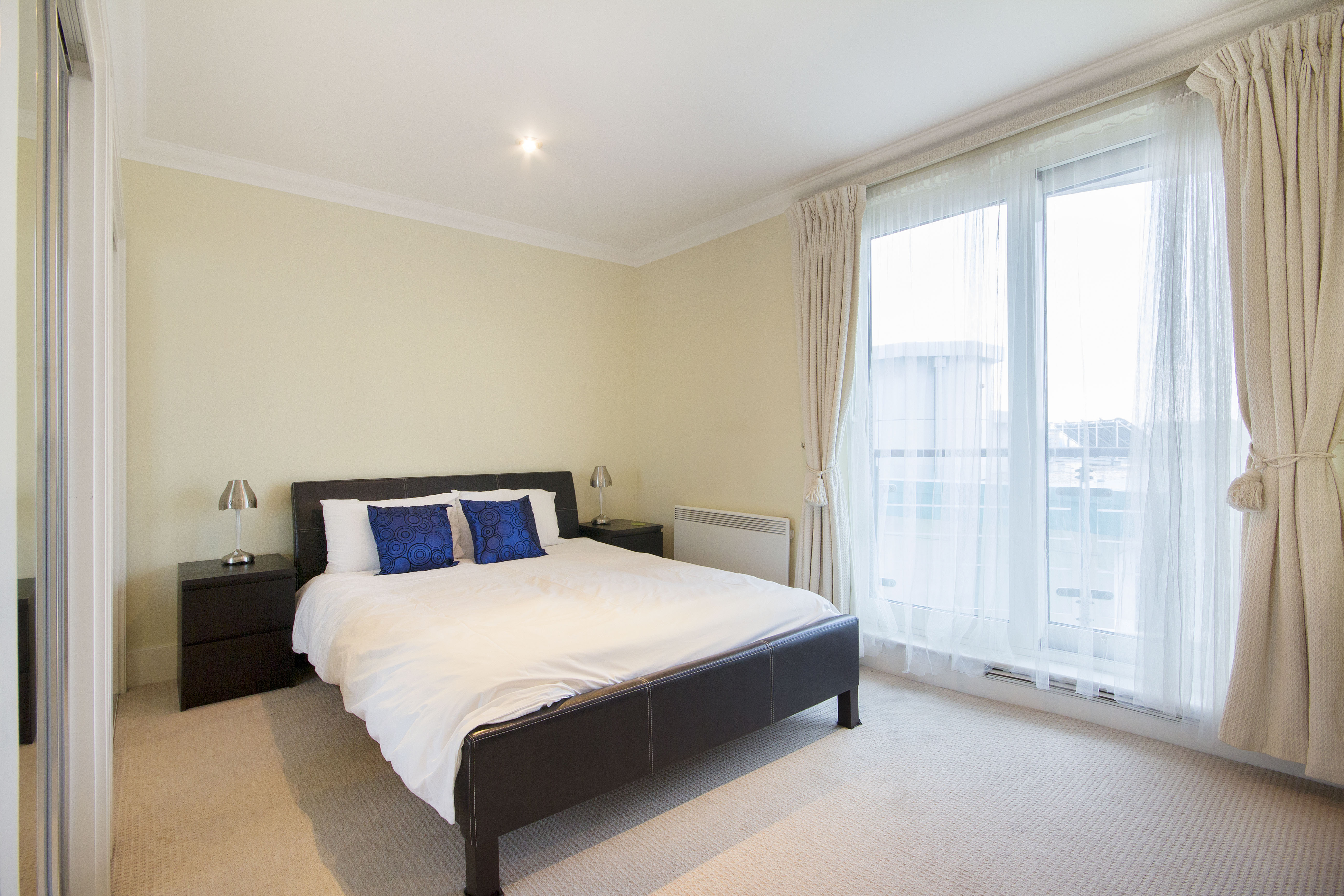 stunning flat in st georges wharf  in Vauxhall RoomsLocal image