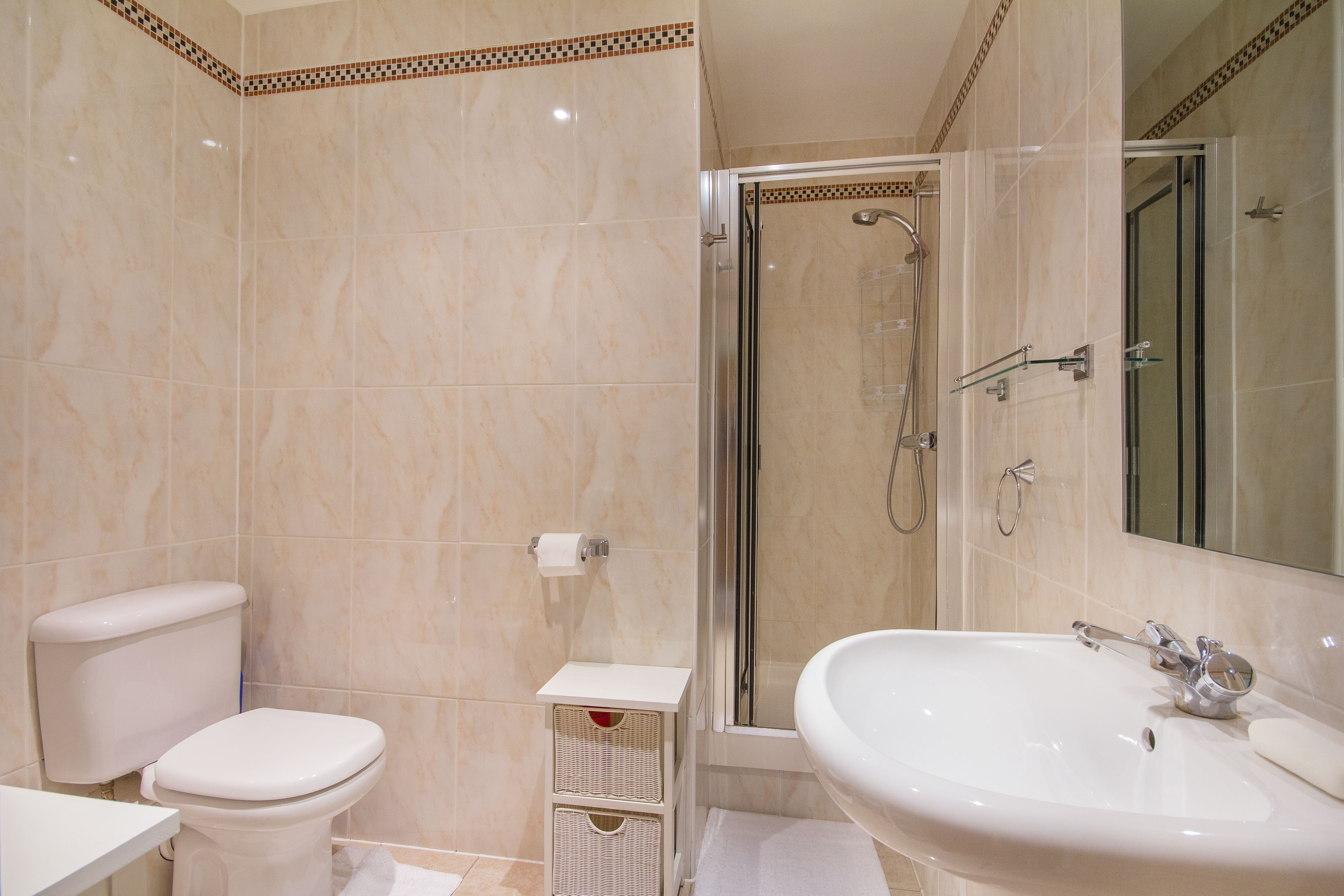 stunning flat in st georges wharf  in Vauxhall RoomsLocal image