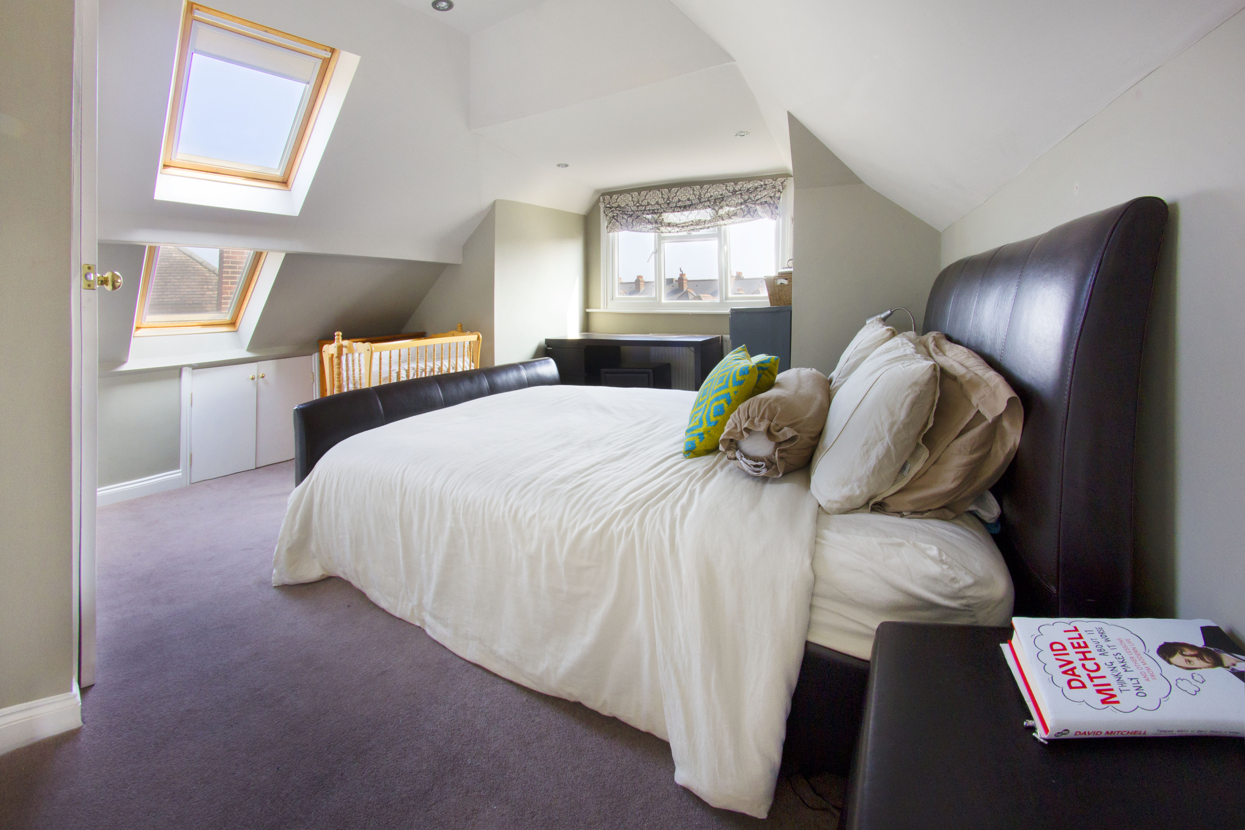 Beautiful En-Suite Room, 5 minutes walk from wimbledon station RoomsLocal image