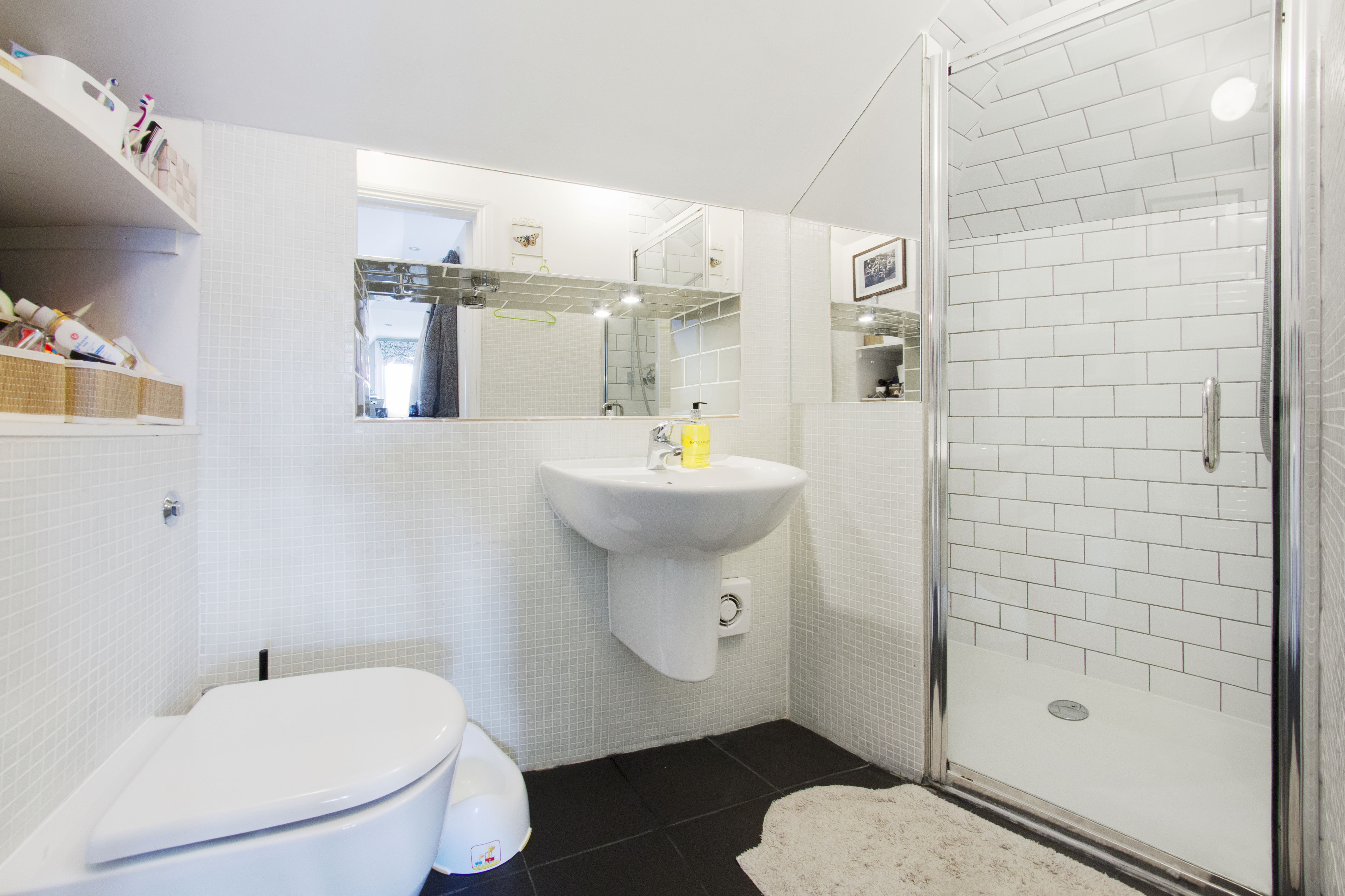 Beautiful En-Suite Room, 5 minutes walk from wimbledon station RoomsLocal image