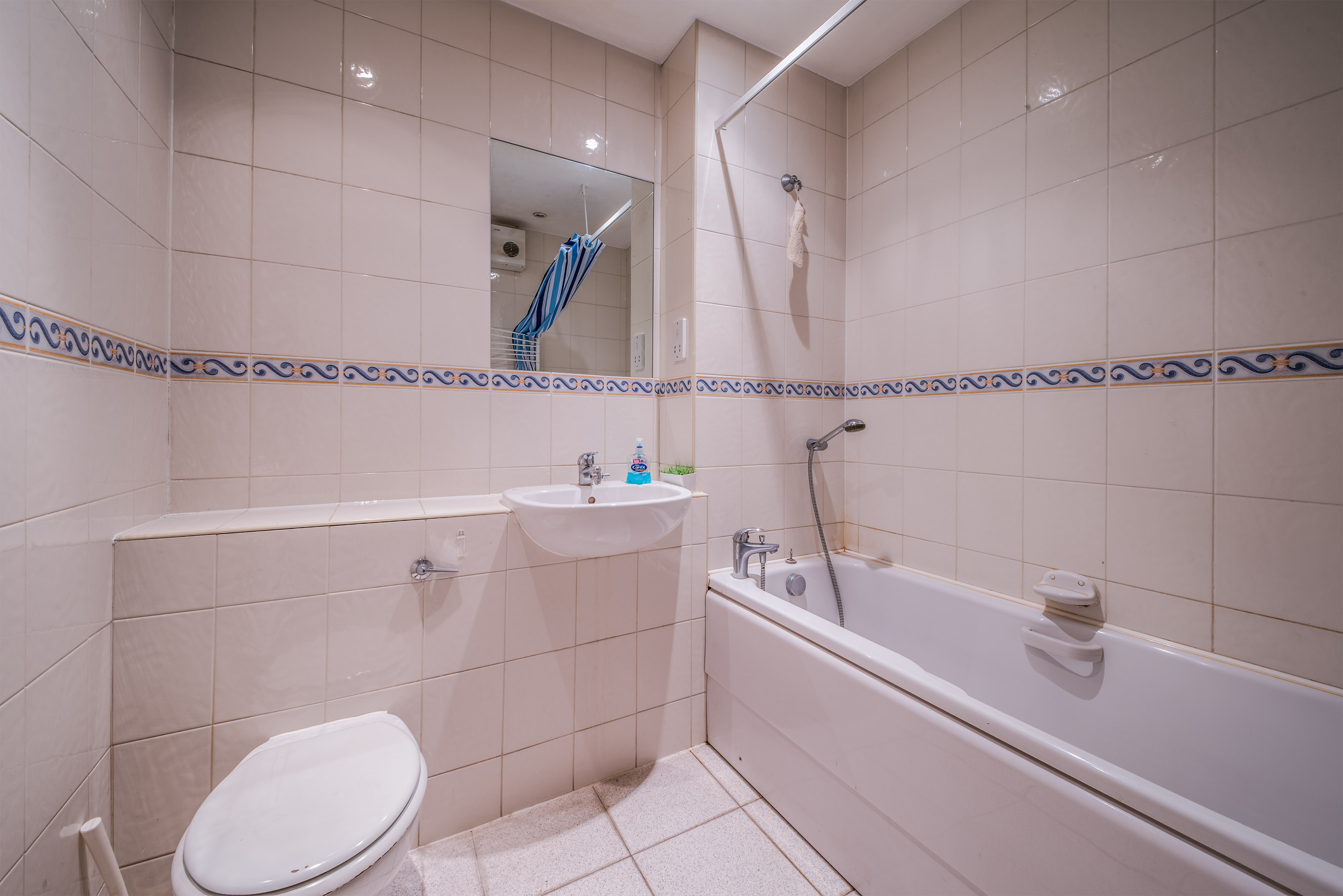 Huge en-suite in a beautiful house RoomsLocal image