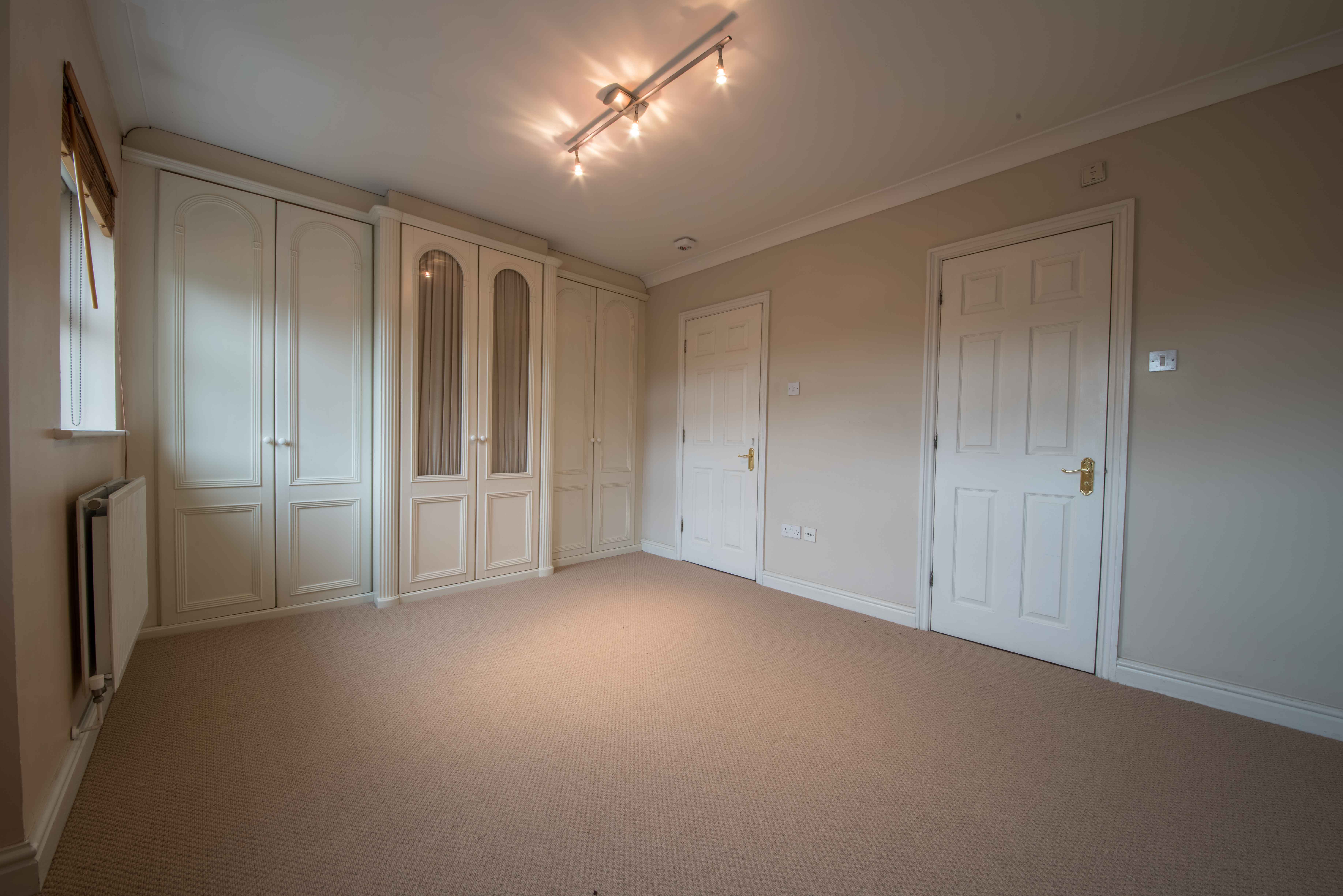 Huge en-suite in a beautiful house RoomsLocal image