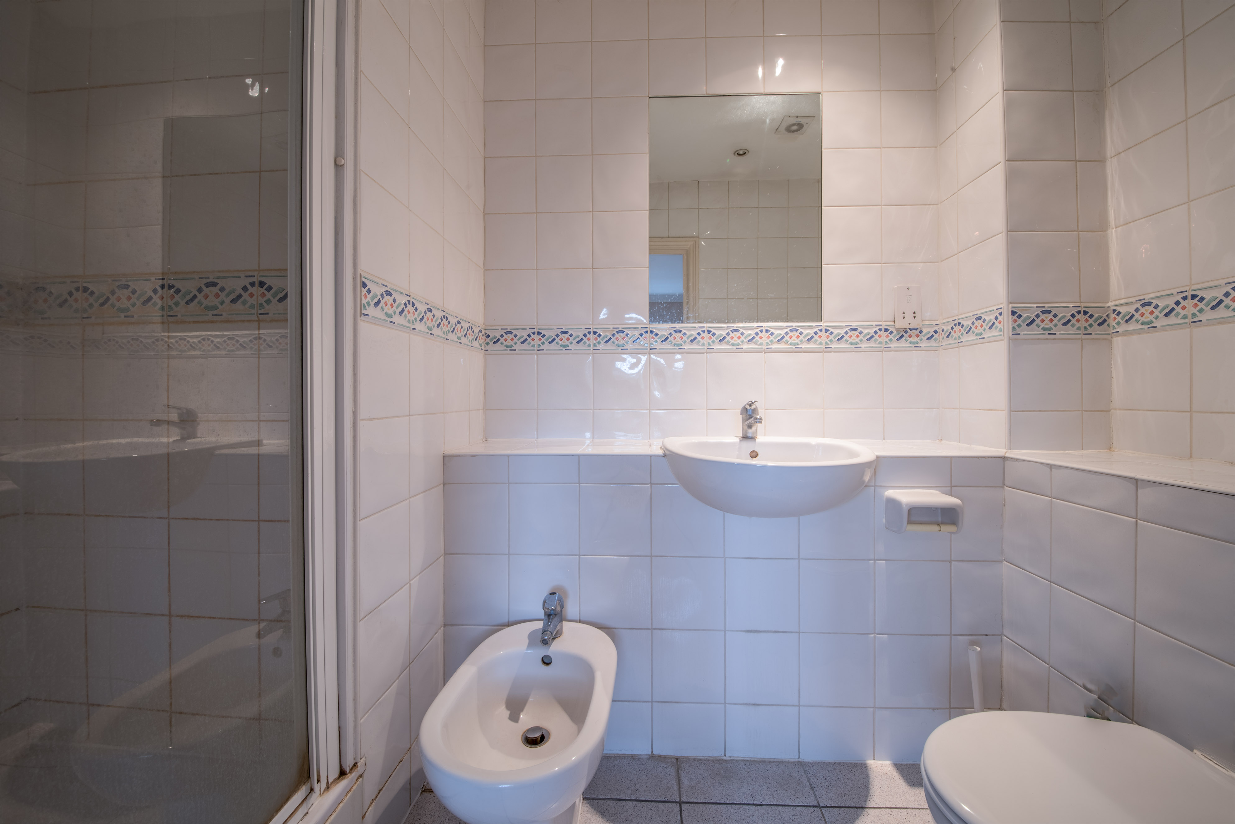 Huge en-suite in a beautiful house RoomsLocal image
