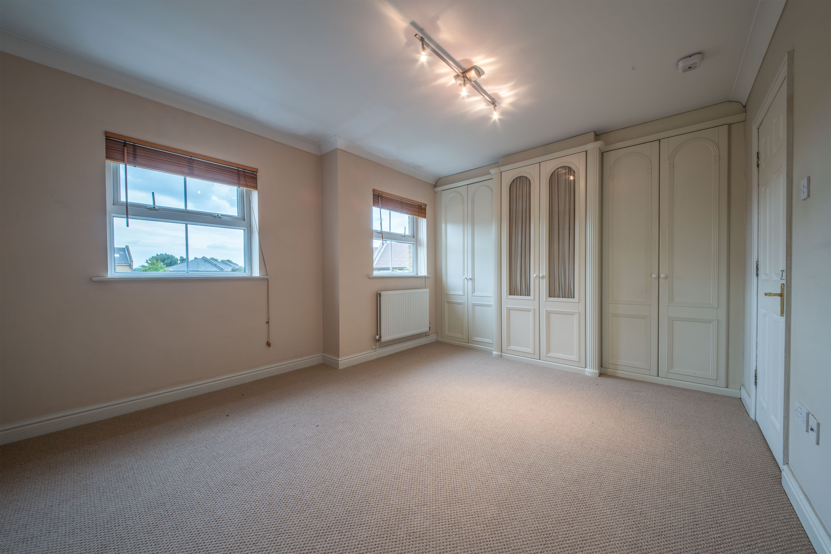 Huge en-suite in a beautiful house RoomsLocal image