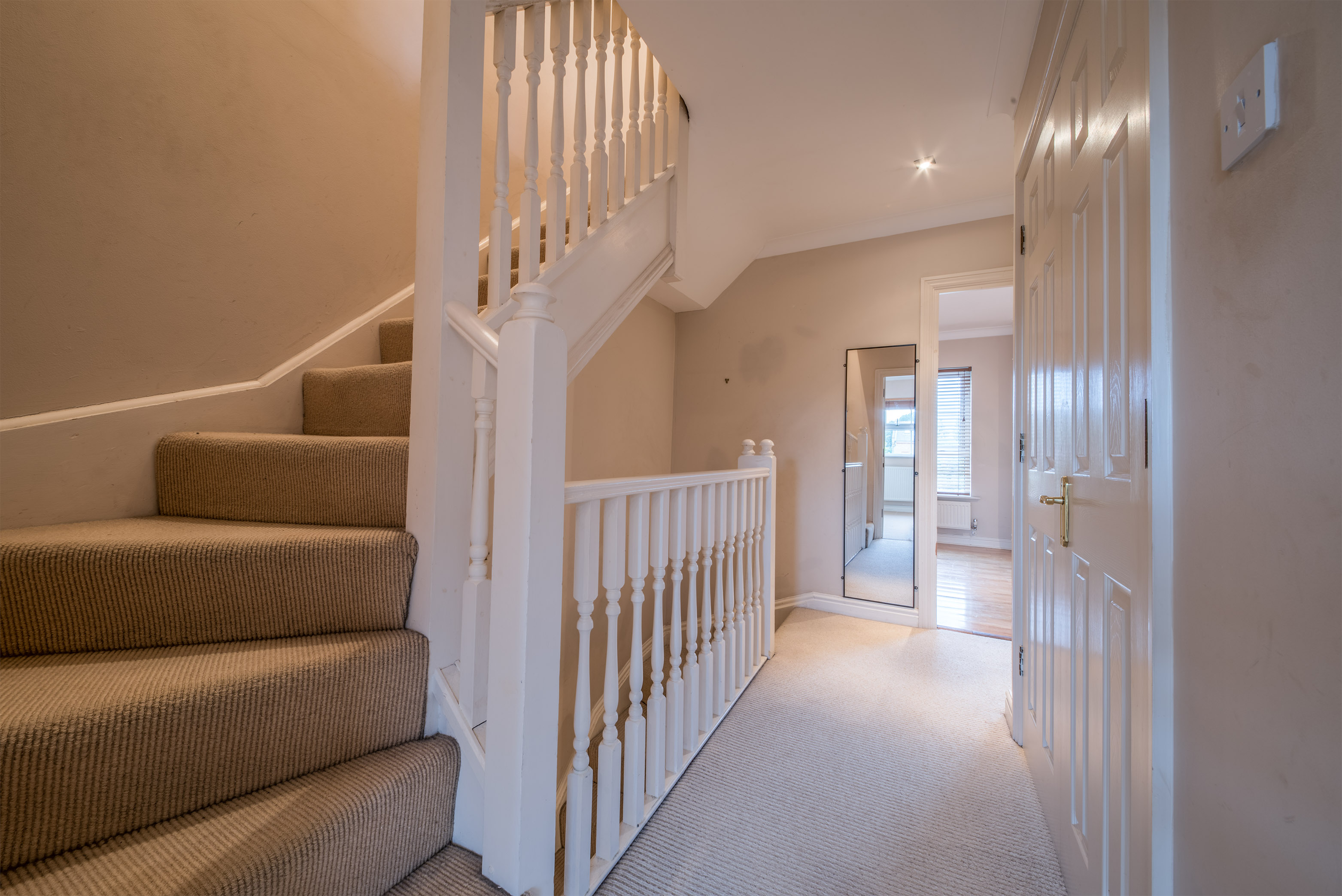 Huge en-suite in a beautiful house RoomsLocal image