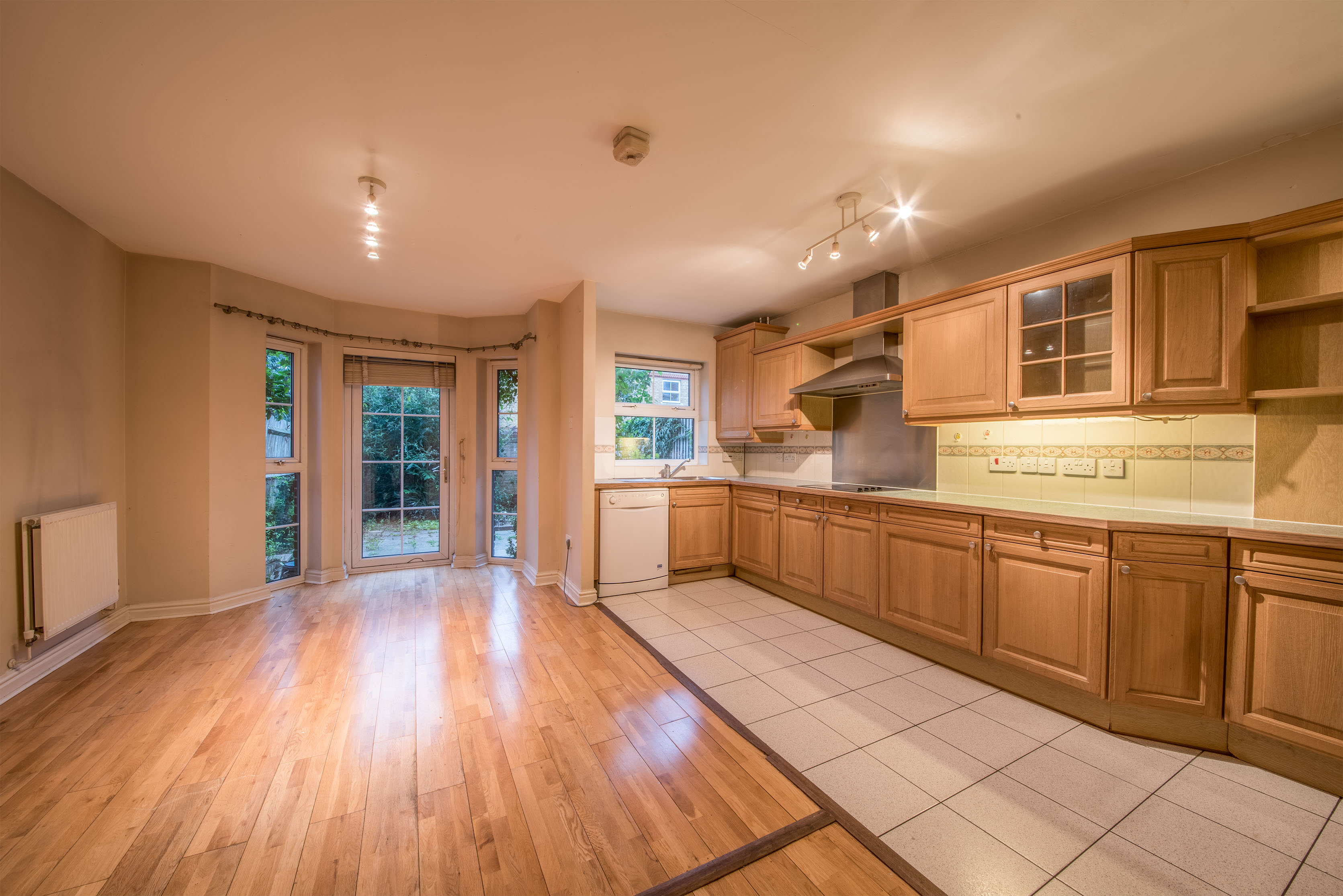 Huge en-suite in a beautiful house RoomsLocal image