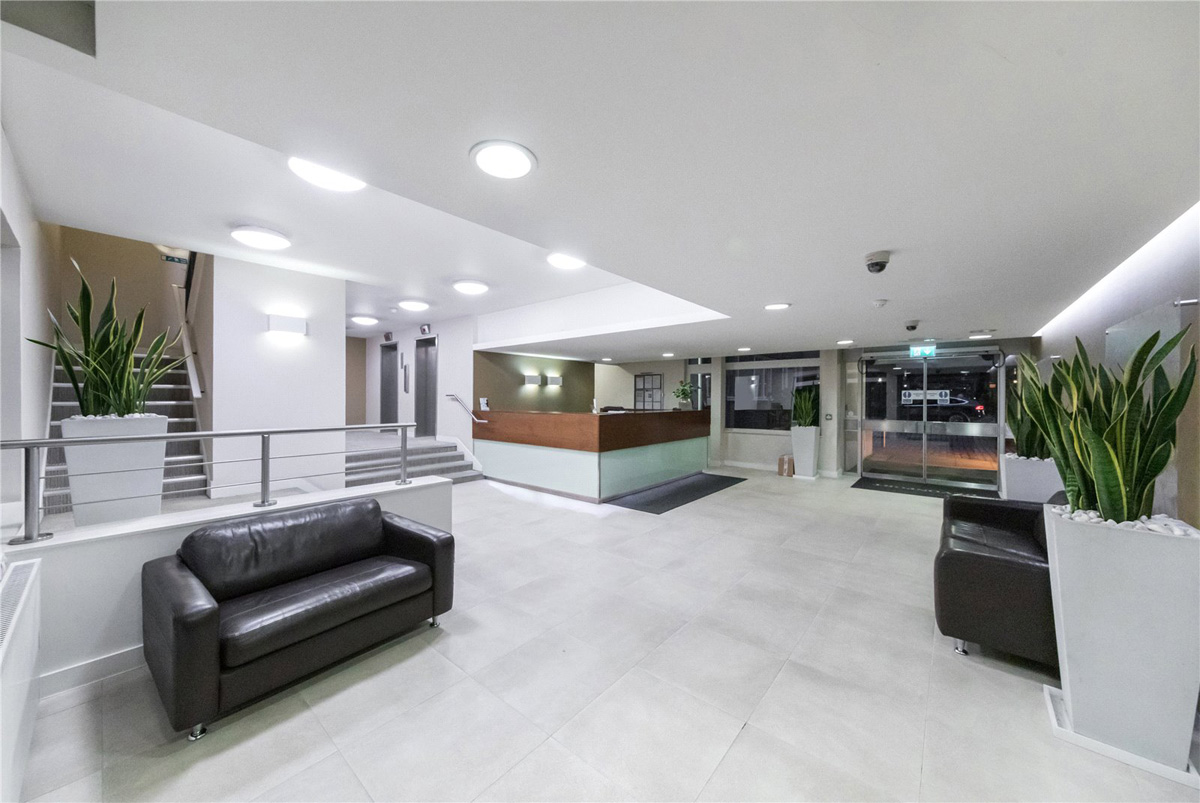 2 rooms available in this apartment RoomsLocal image