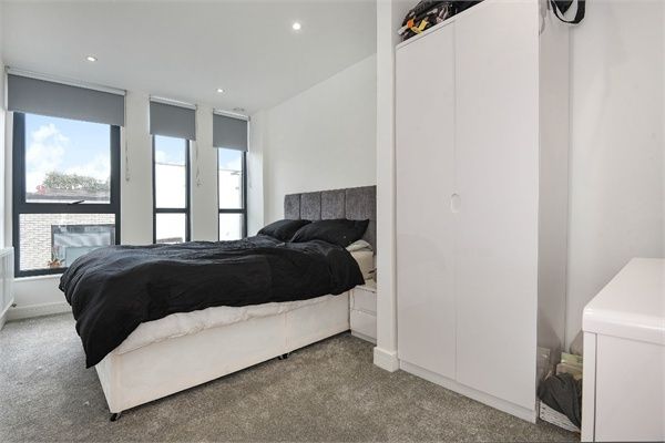 En-suite in 2 bed flat to rent image