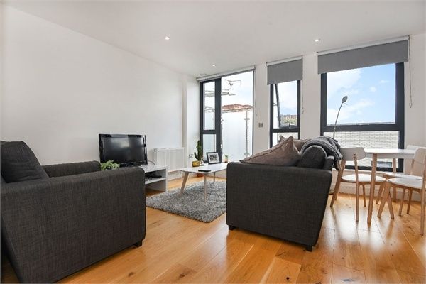 En-suite in 2 bed flat to rent RoomsLocal image