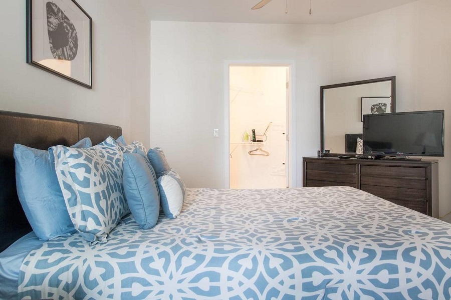 Lovely two bedroom apartment and one double room available. RoomsLocal image