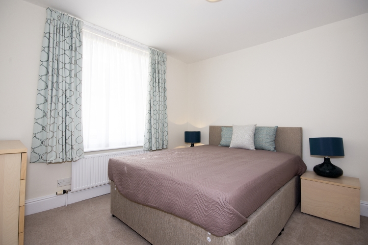 Double bedroom available in a two bedroom apartment in Birmingham image