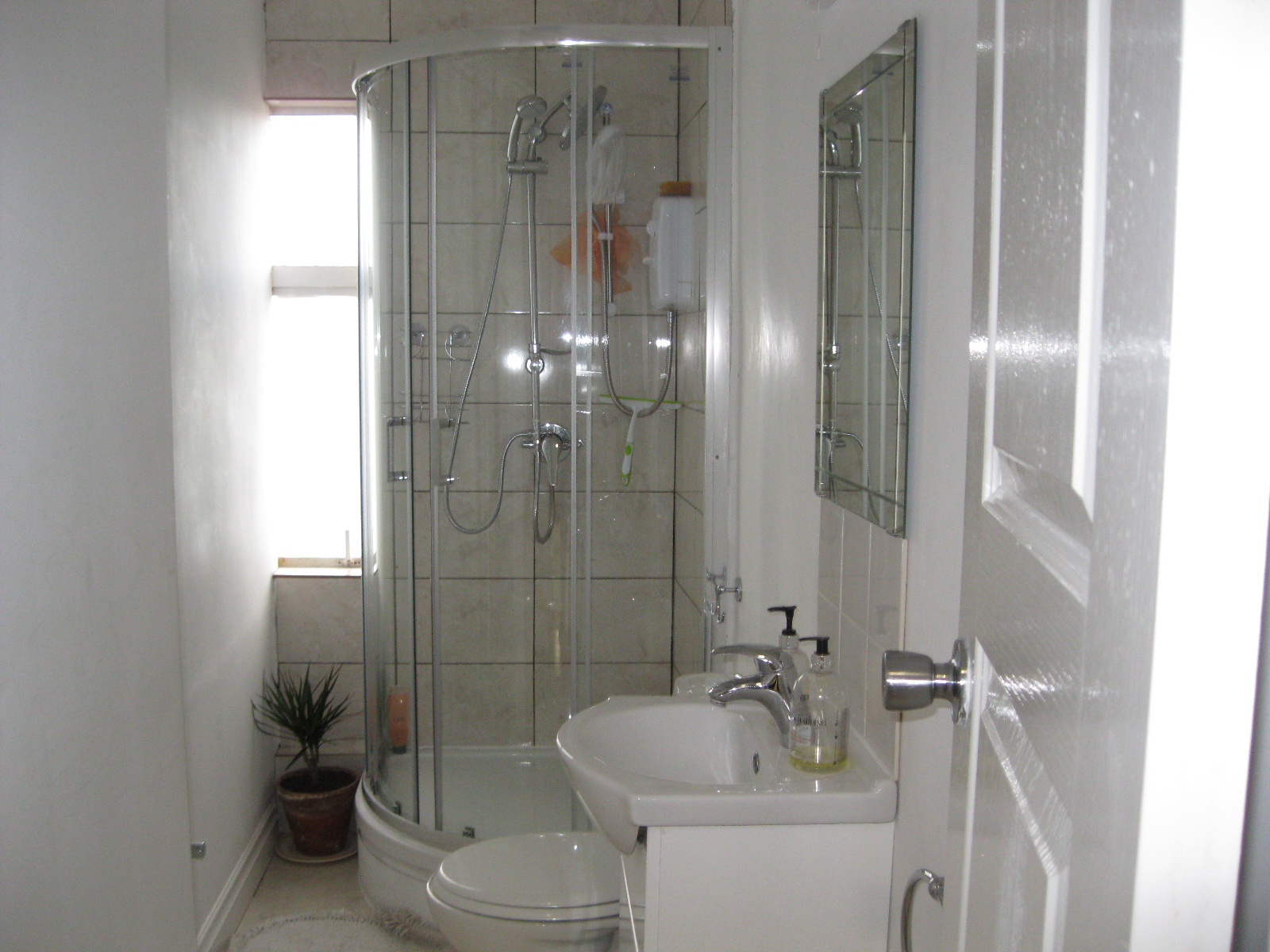 single room in Ellesmere road, Chiswick RoomsLocal image
