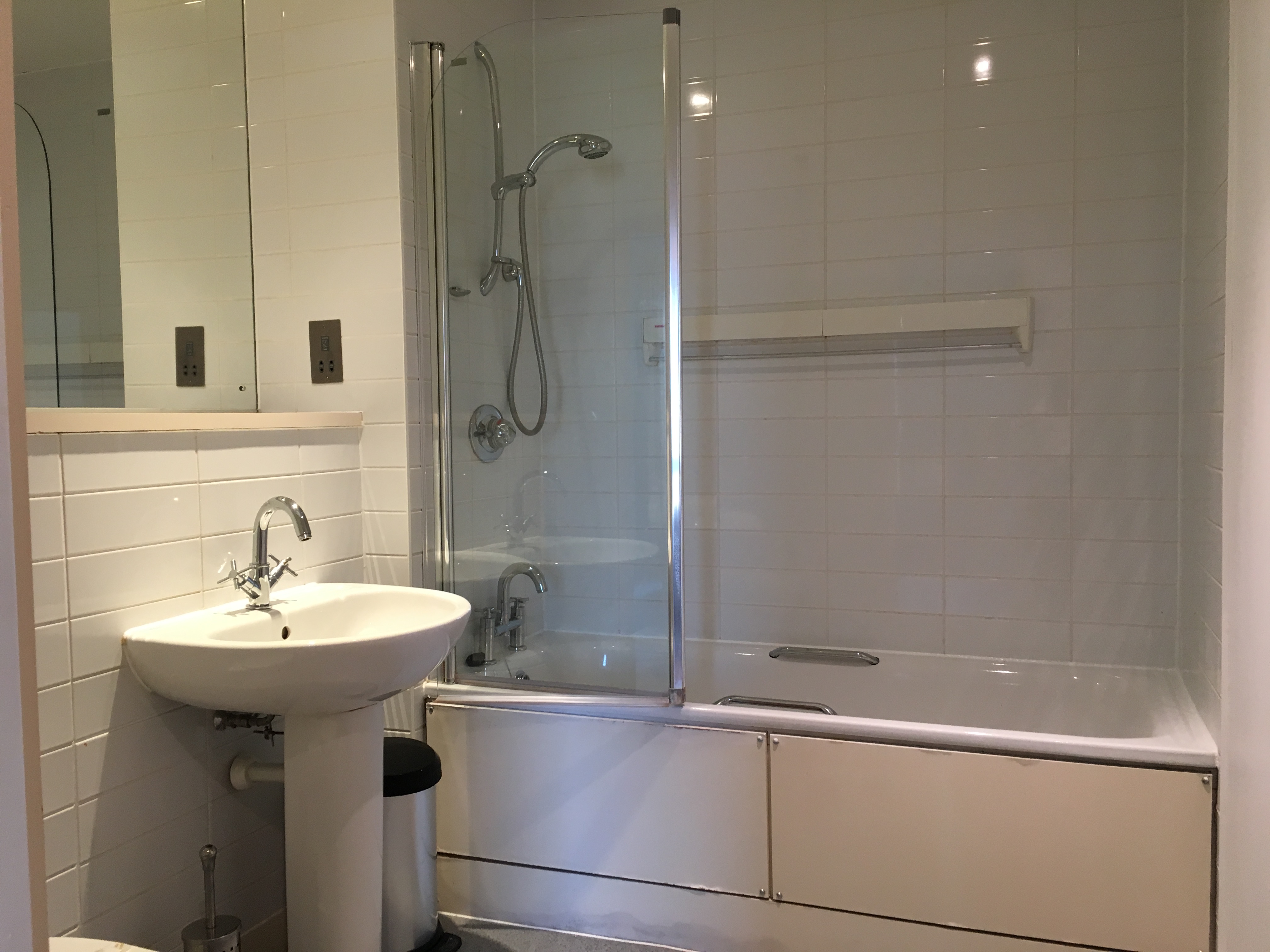VERY NICE LARGE DOUBLE ROOM IN DOCKLANDS ALL INLC RoomsLocal image