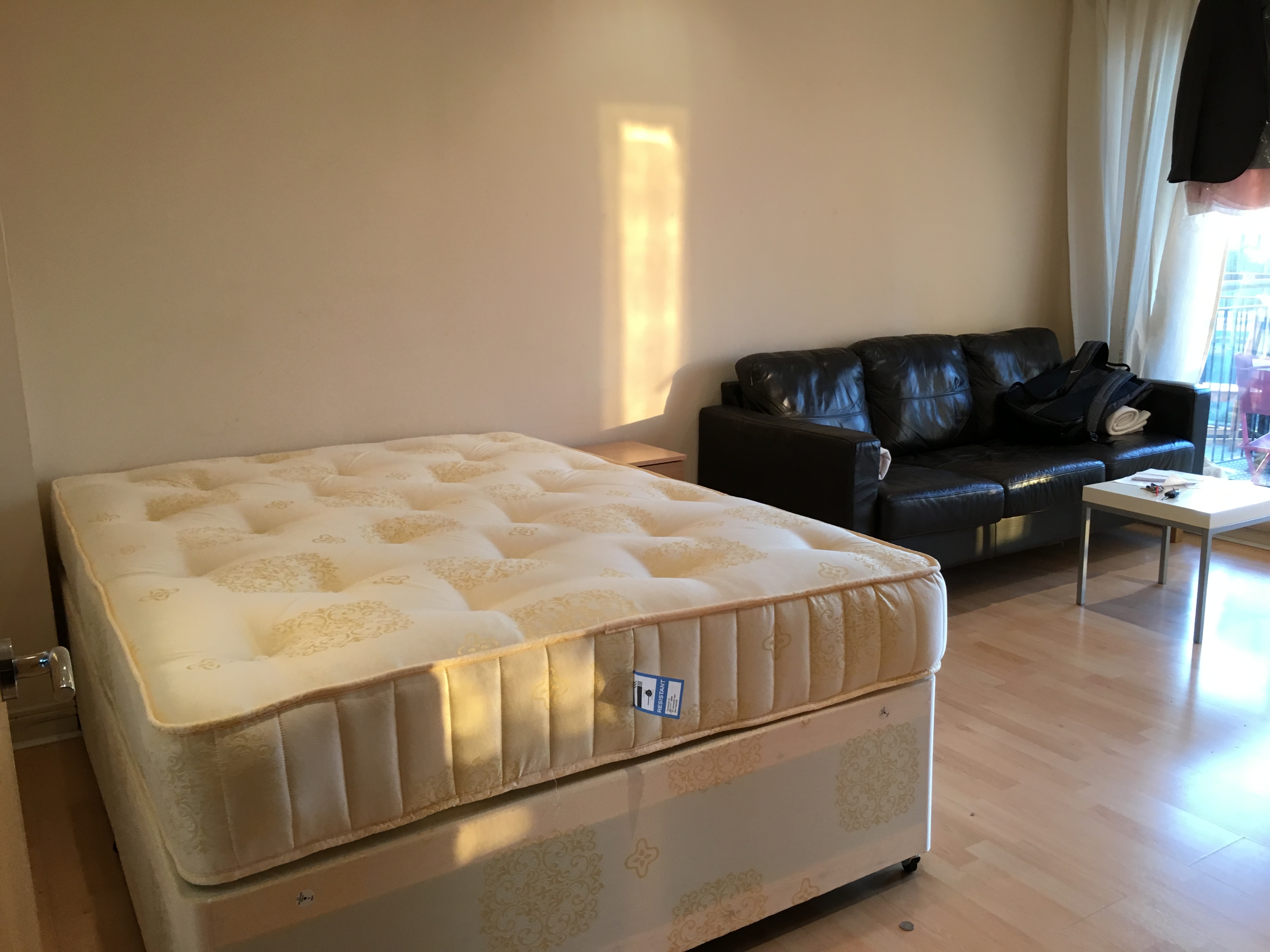 PRIVATE BALCONY LARGE DOUBLE ROOM IN STRATFORD ALL INCL RoomsLocal image