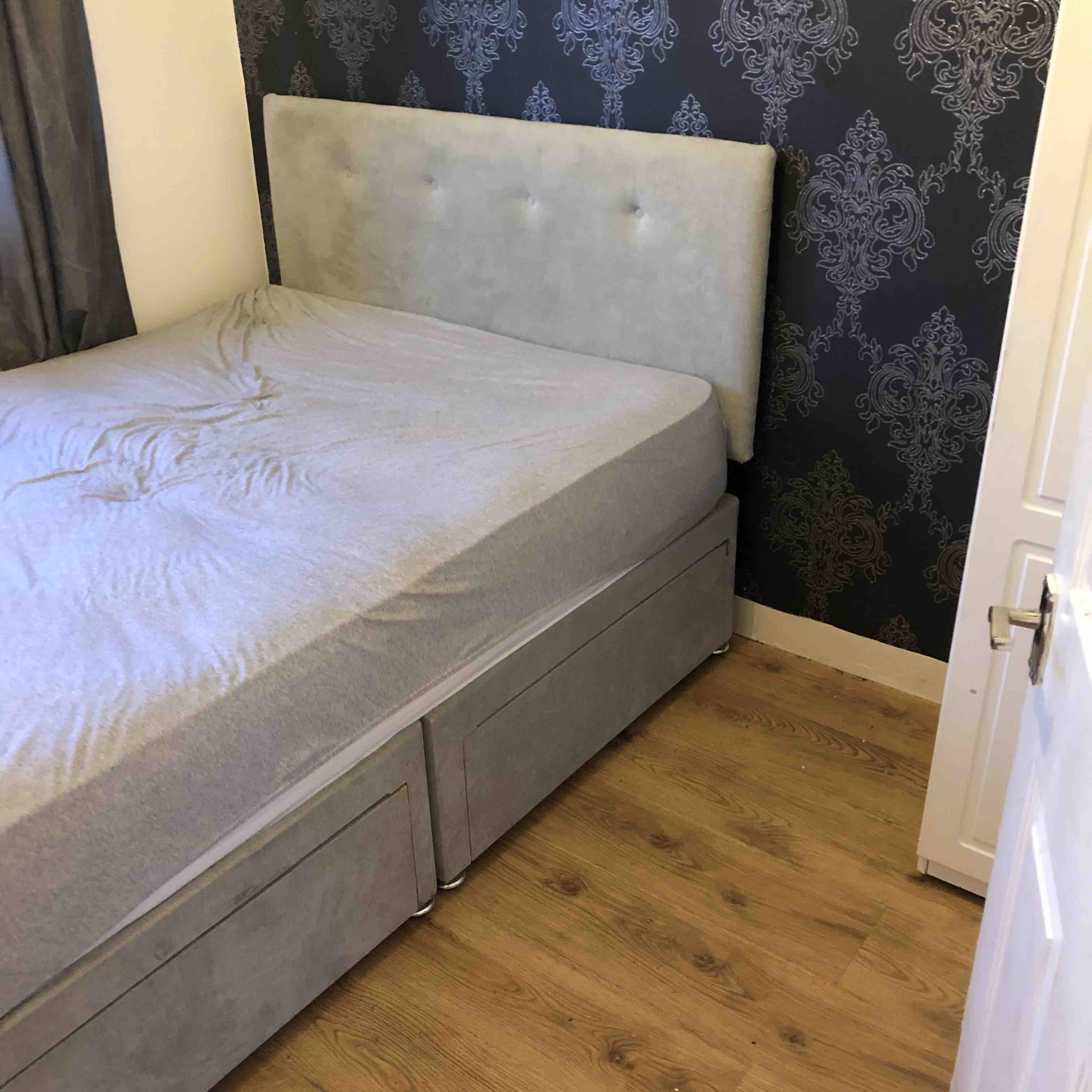 Single room partly furnished, London RoomsLocal image
