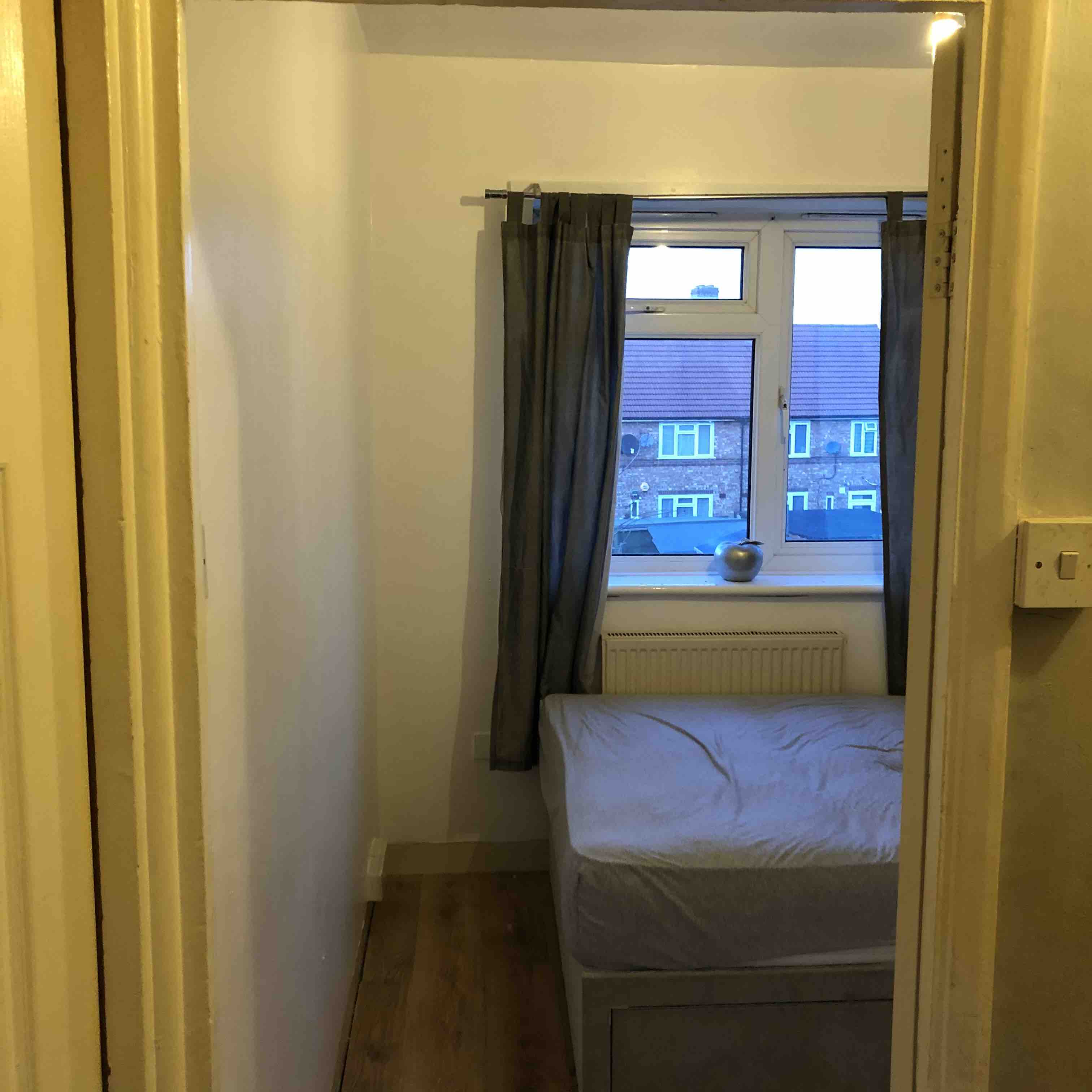 Single room partly furnished, London RoomsLocal image