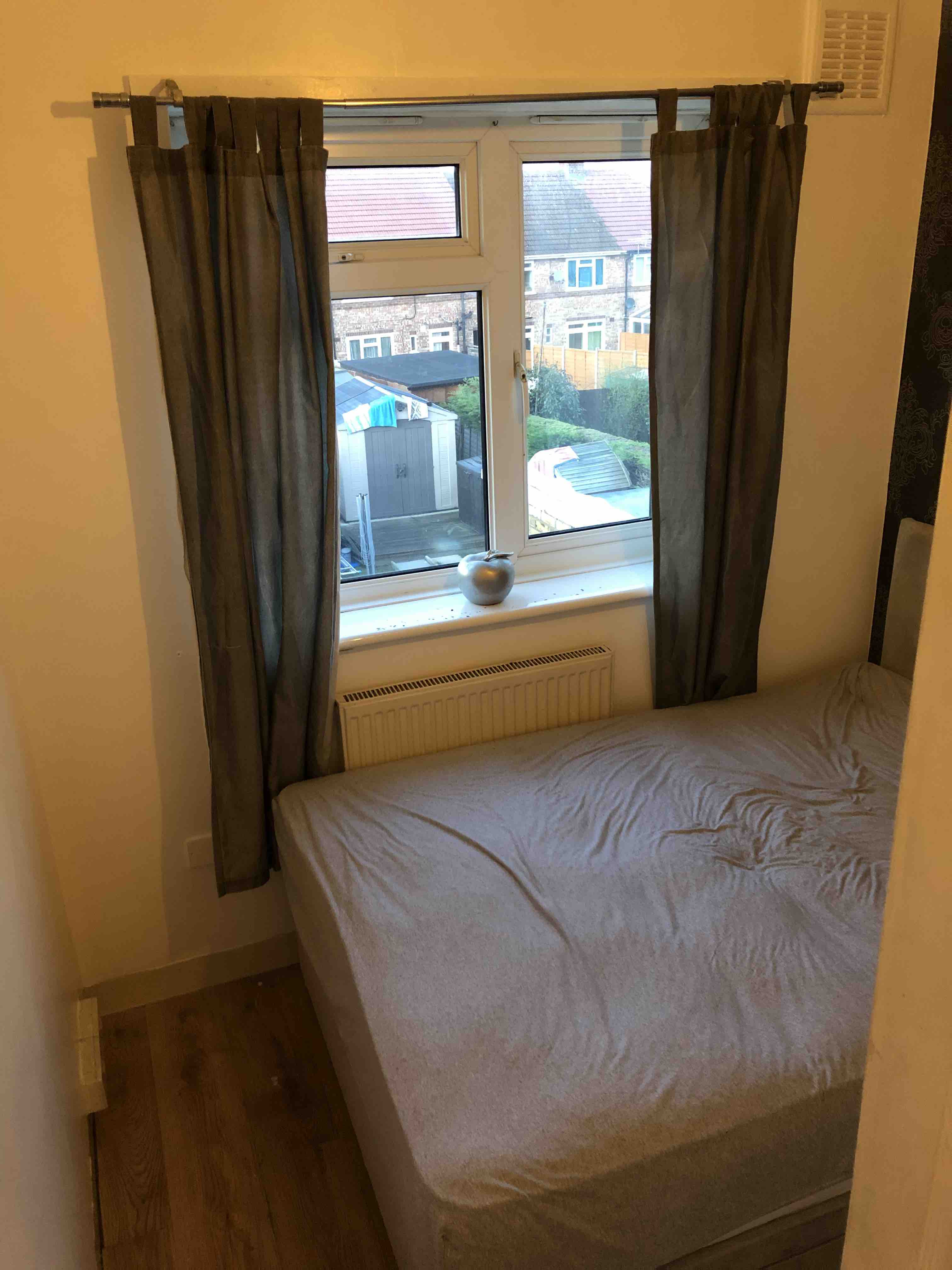 Single room partly furnished, London RoomsLocal image