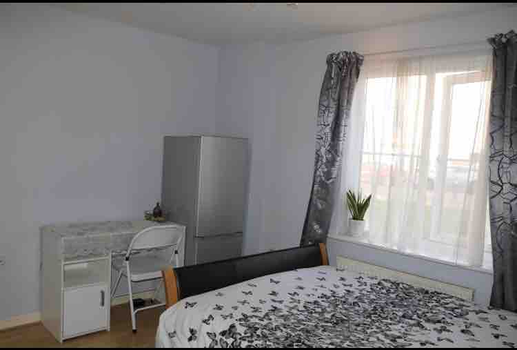 Double Ensuite -professional female/couple RoomsLocal image